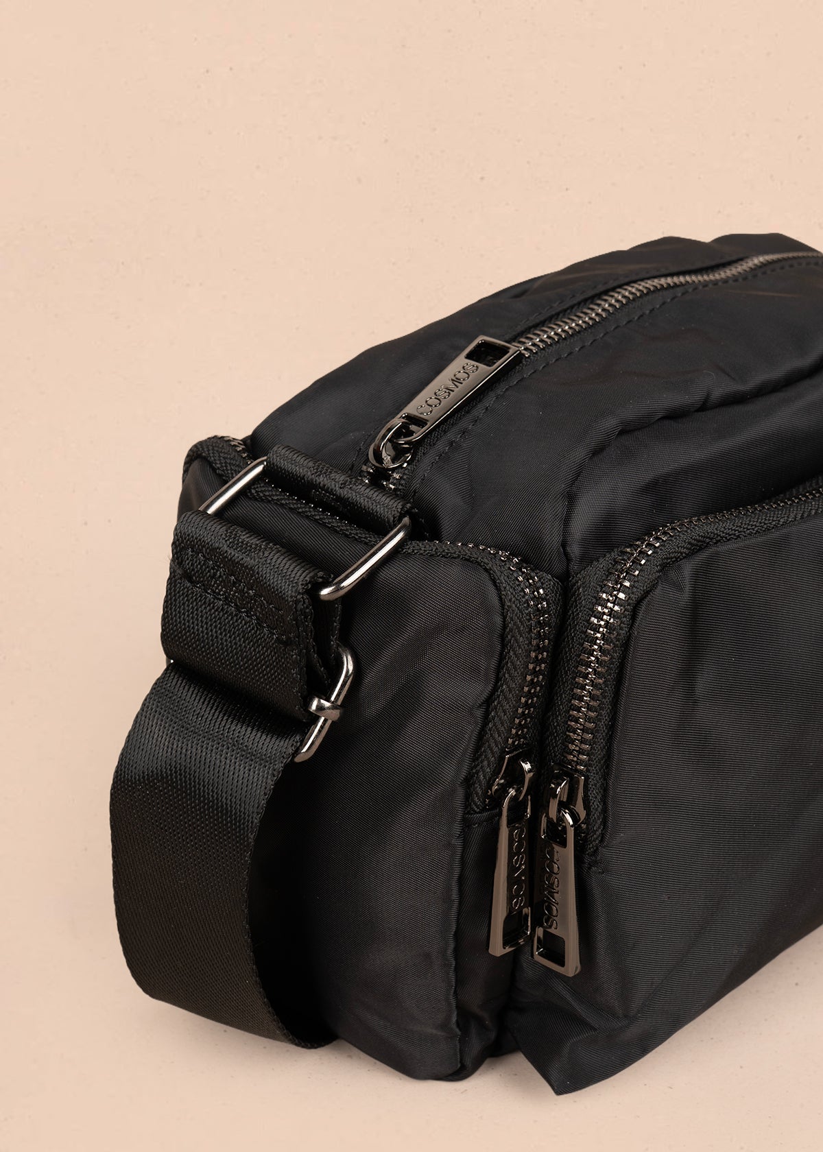 Bolso manos libres color negro con bolsillos laterales y frontal 106294