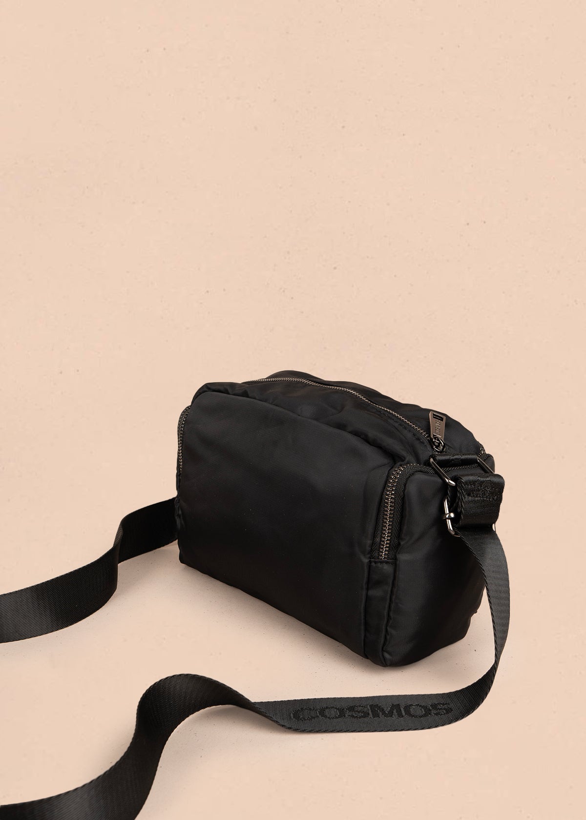 Bolso manos libres color negro con bolsillos laterales y frontal 106294