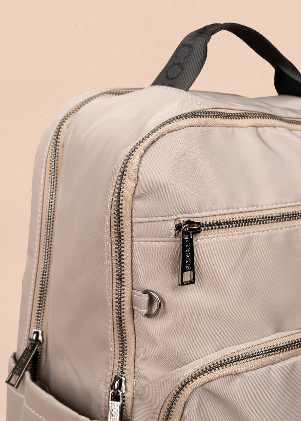 Morral color taupe en textil con bolsillos delanteros 106298