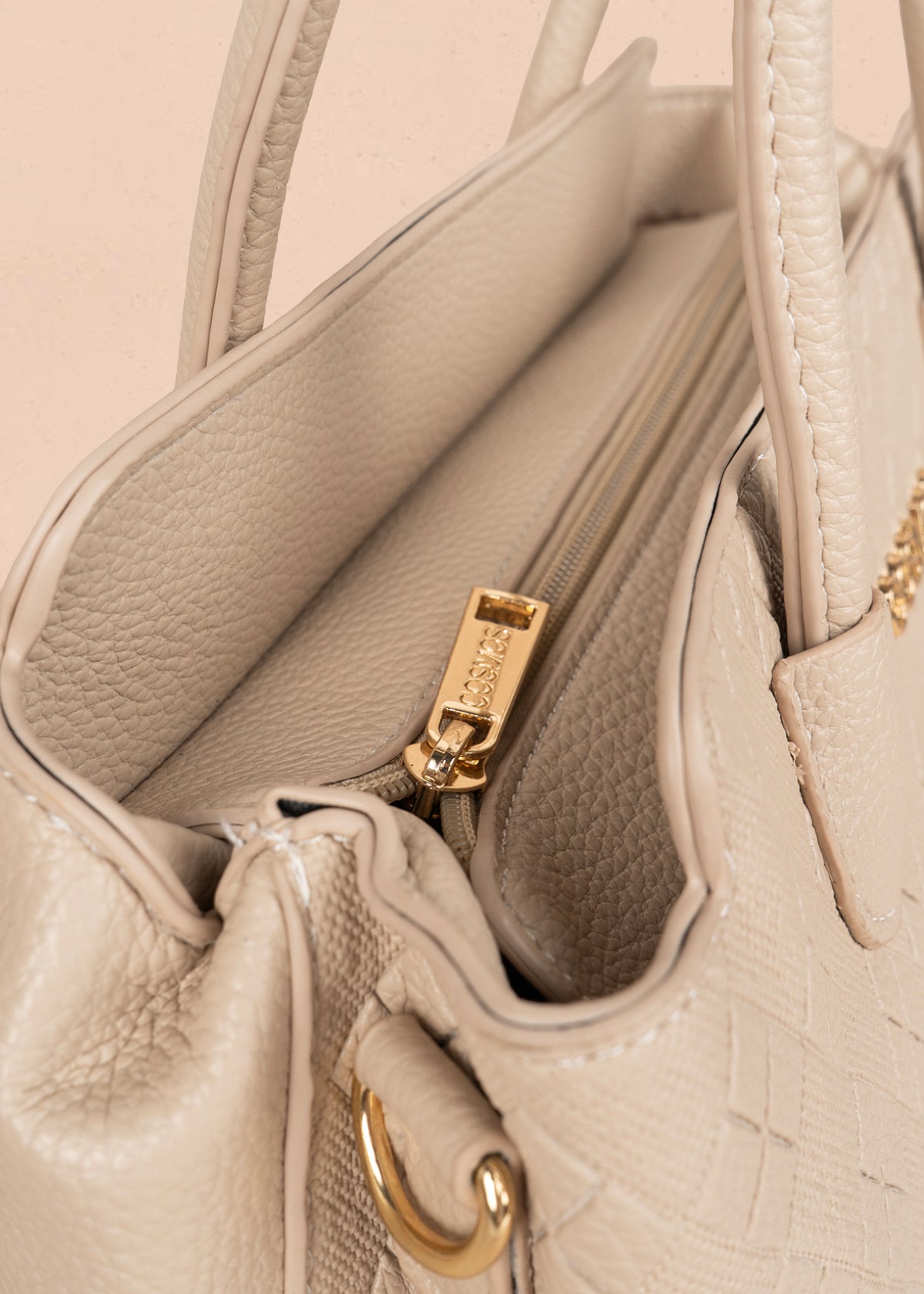 Bolso tipo cartera color beige con grabado de rombos 106300