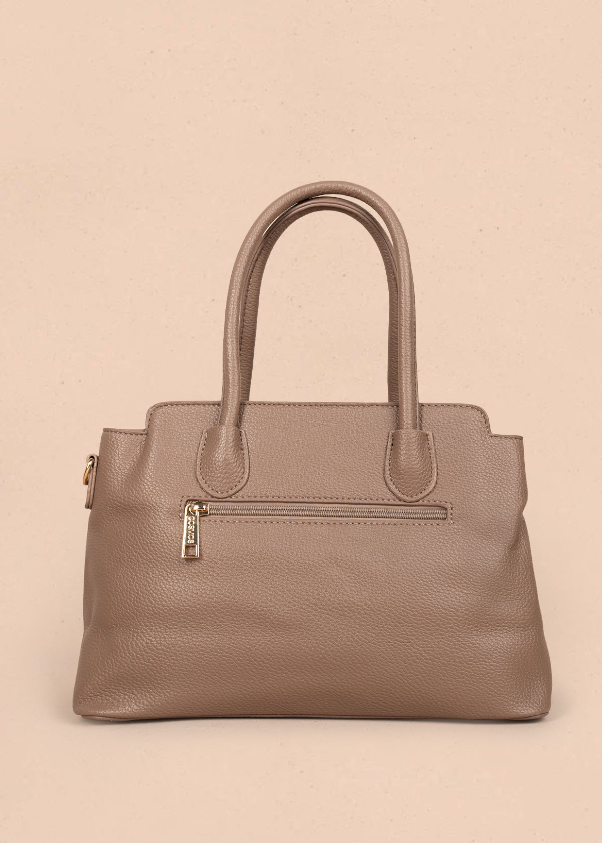 Bolso tipo cartera color moca con grabado de rombos 106300