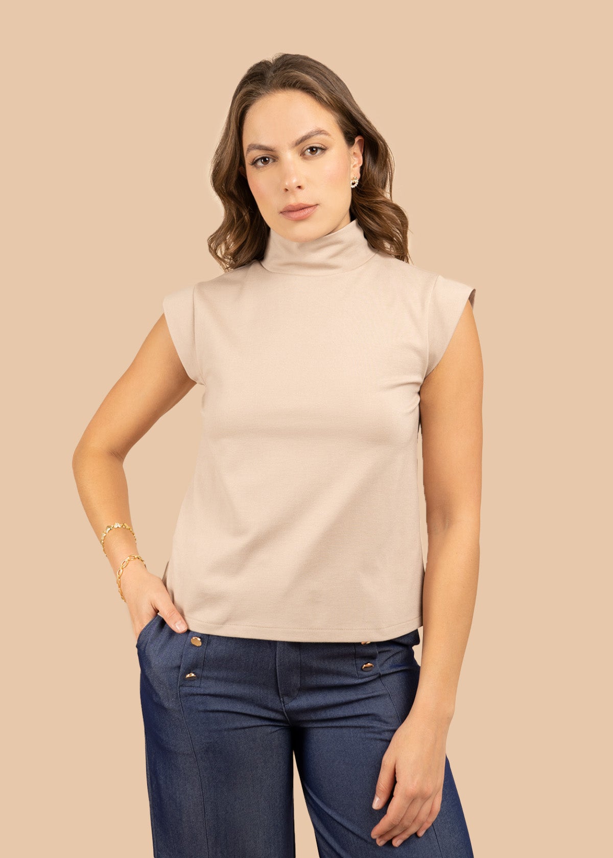 Blusa color arena con cuello alto y manga sisa 106303