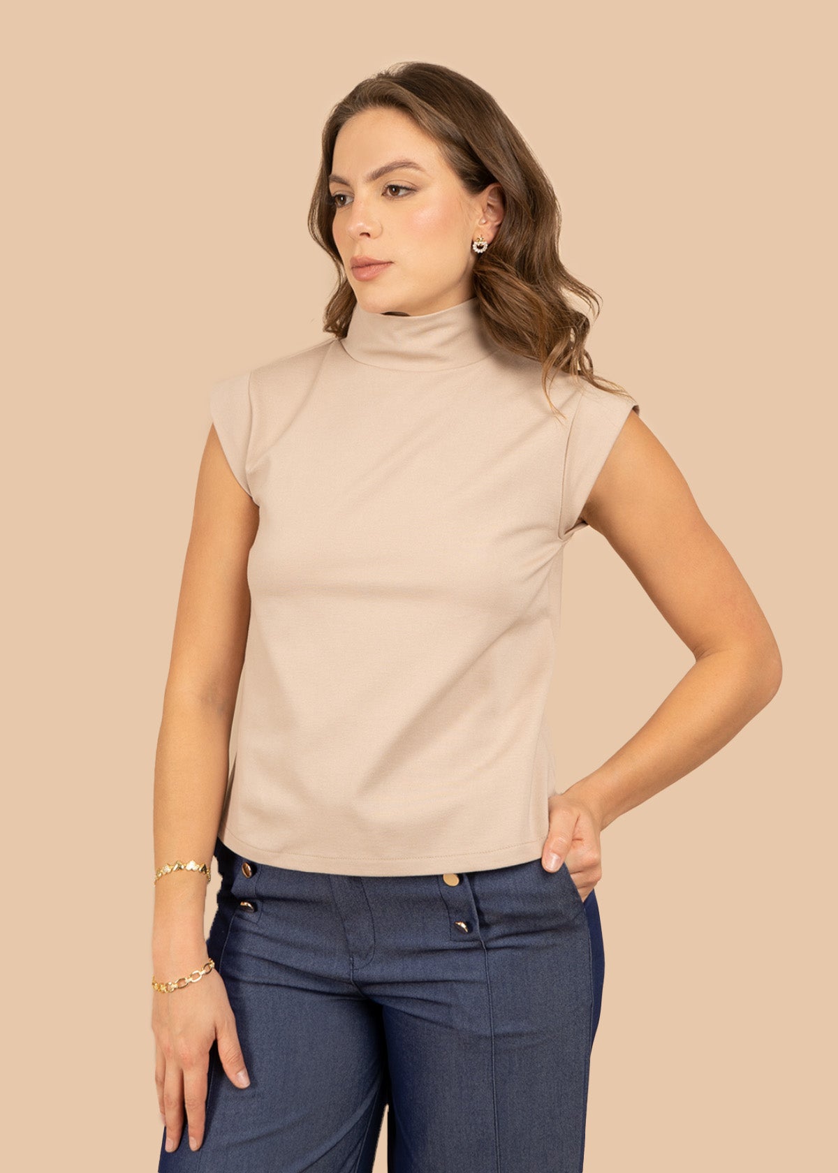 Blusa color arena con cuello alto y manga sisa 106303