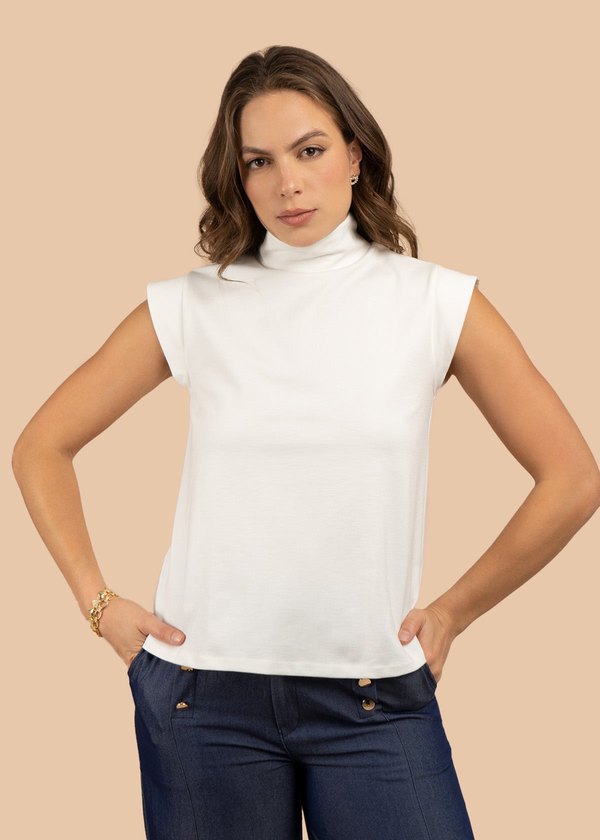 Blusa color blanco con cuello alto y manga sisa 106303