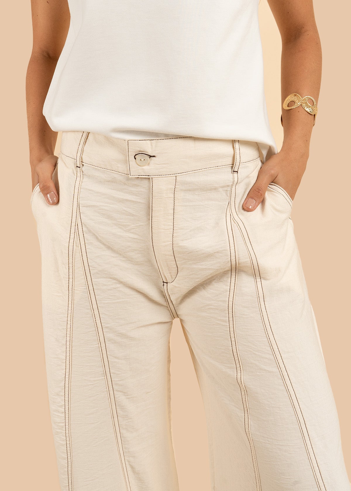 Pantalón color beige tipo palazzo con detalles pespunteados 106306