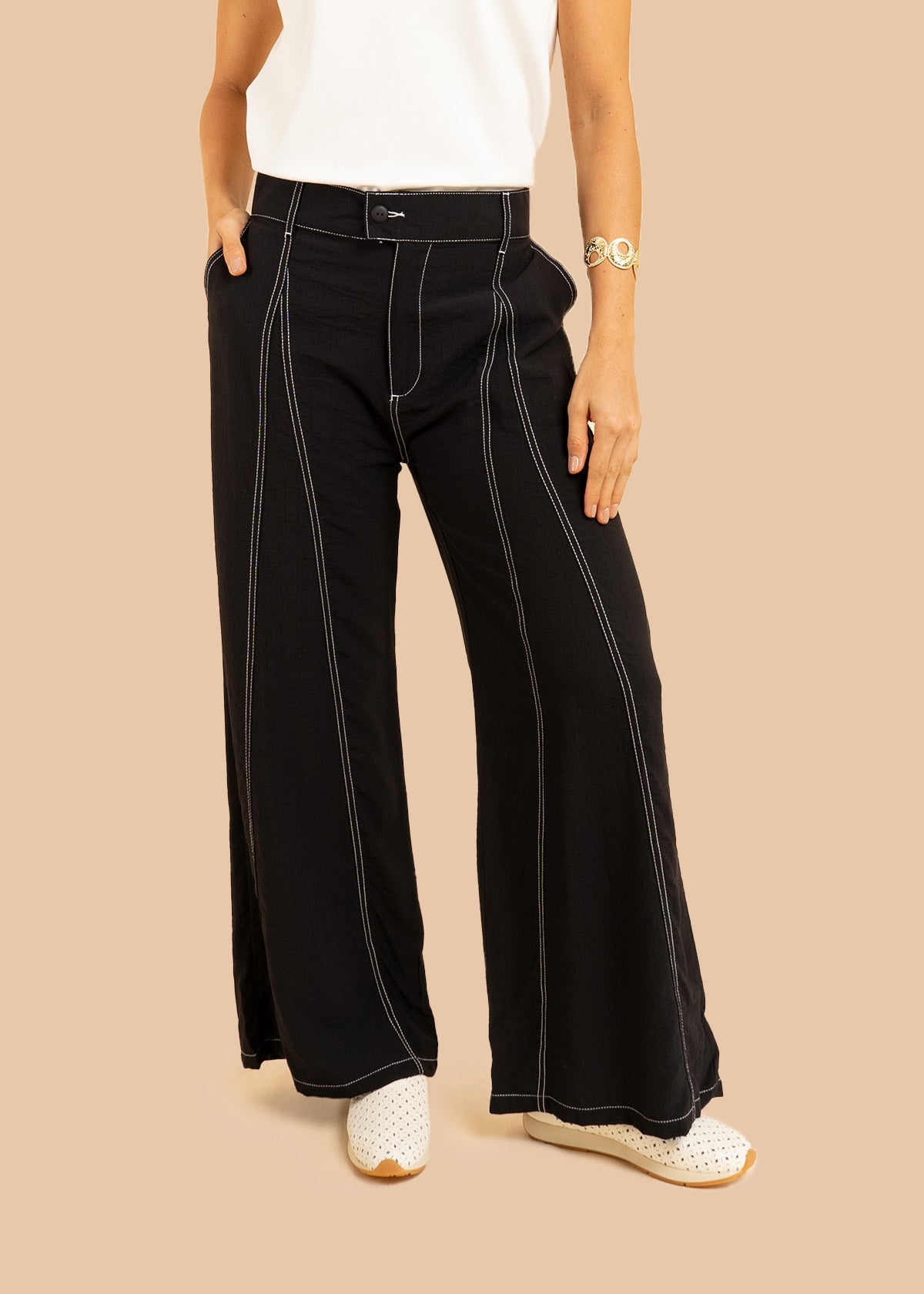 Pantalón color negro tipo palazzo con detalles pespunteados 106306
