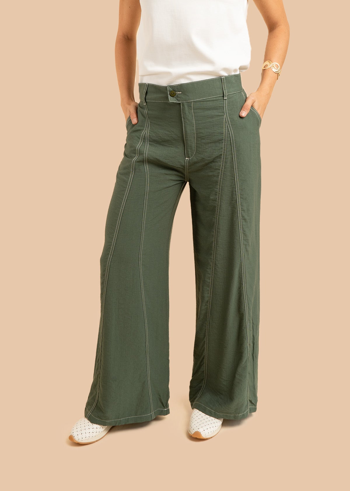 Pantalón color verde tipo palazzo con detalles pespunteados 106306