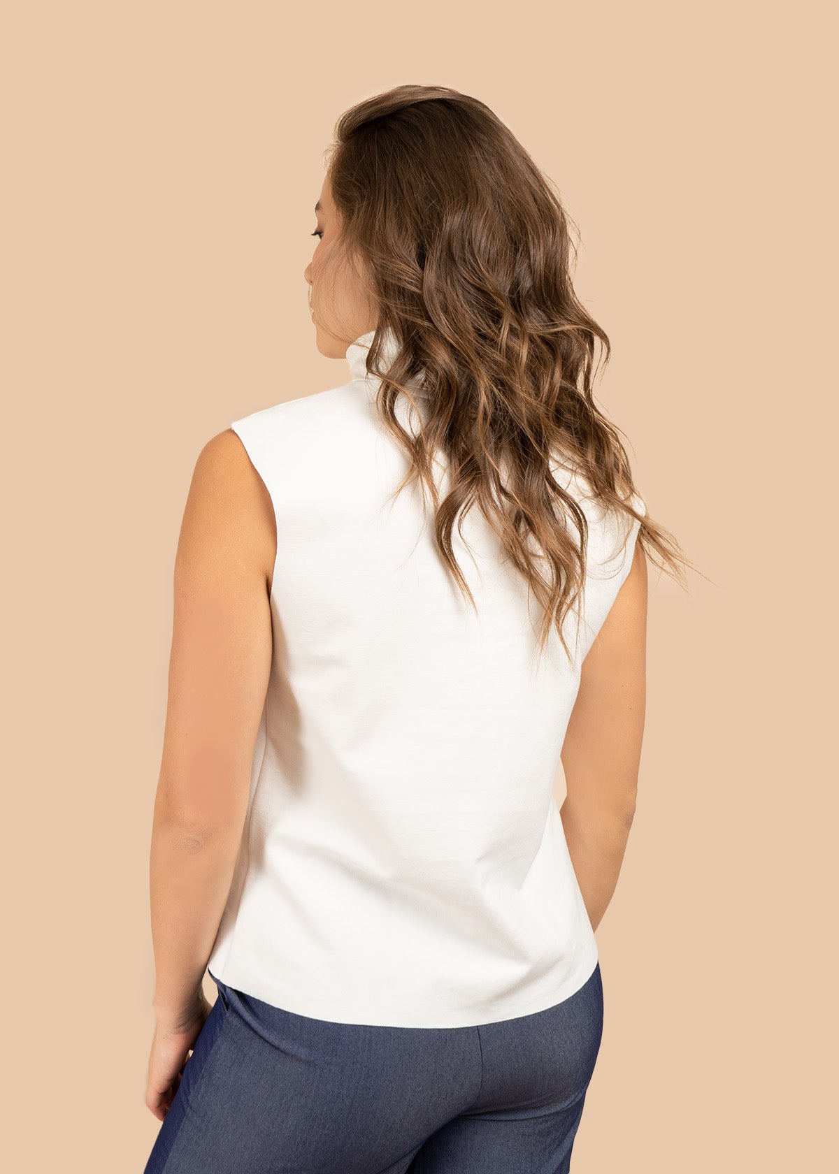 Blusa color blanco con cuello alto y detalles calados 106312