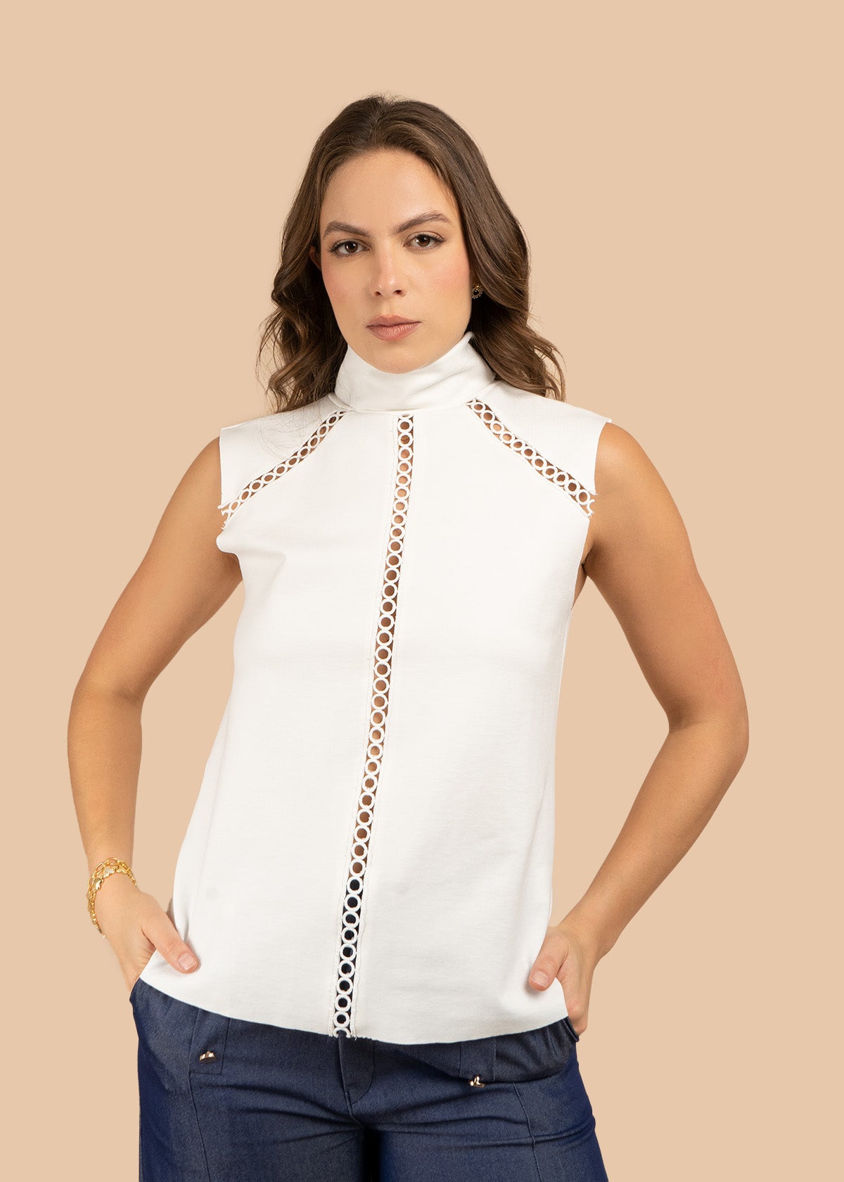 Blusa color blanco con cuello alto y detalles calados 106312