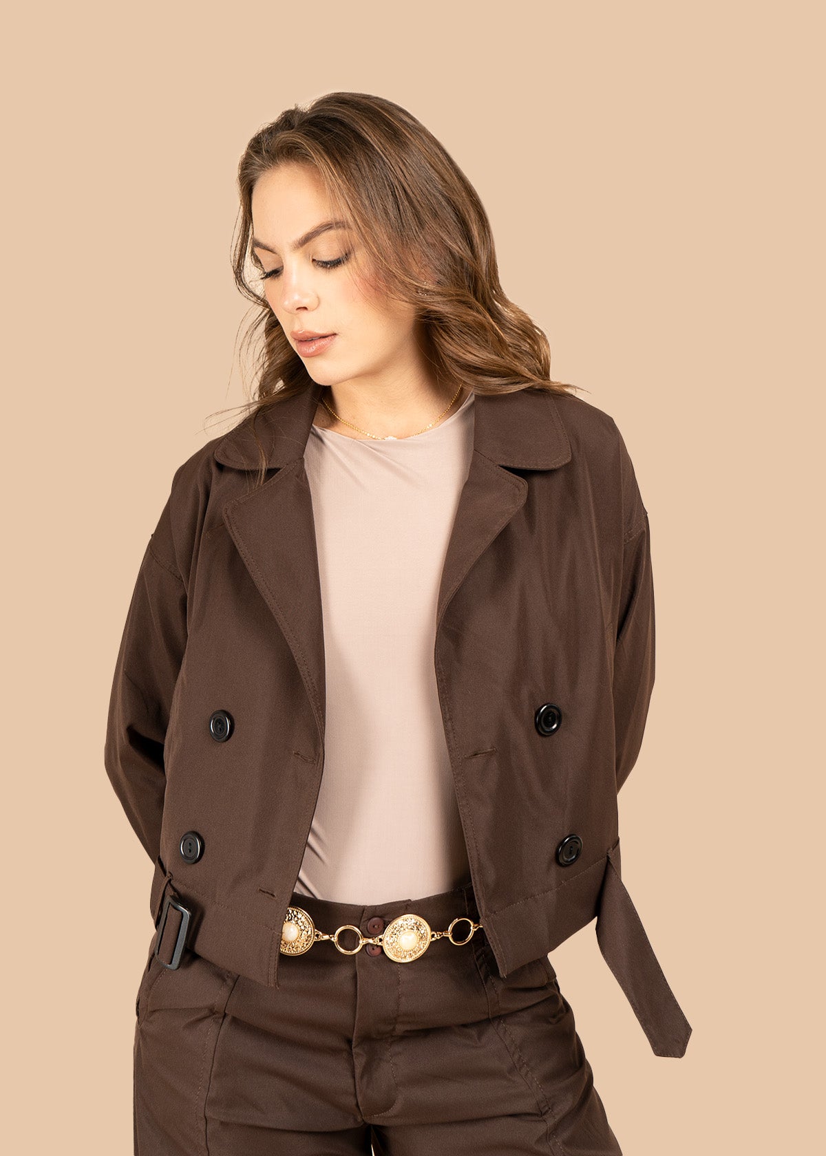 Chaqueta color café estilo trench corta con doble botonadura 106316