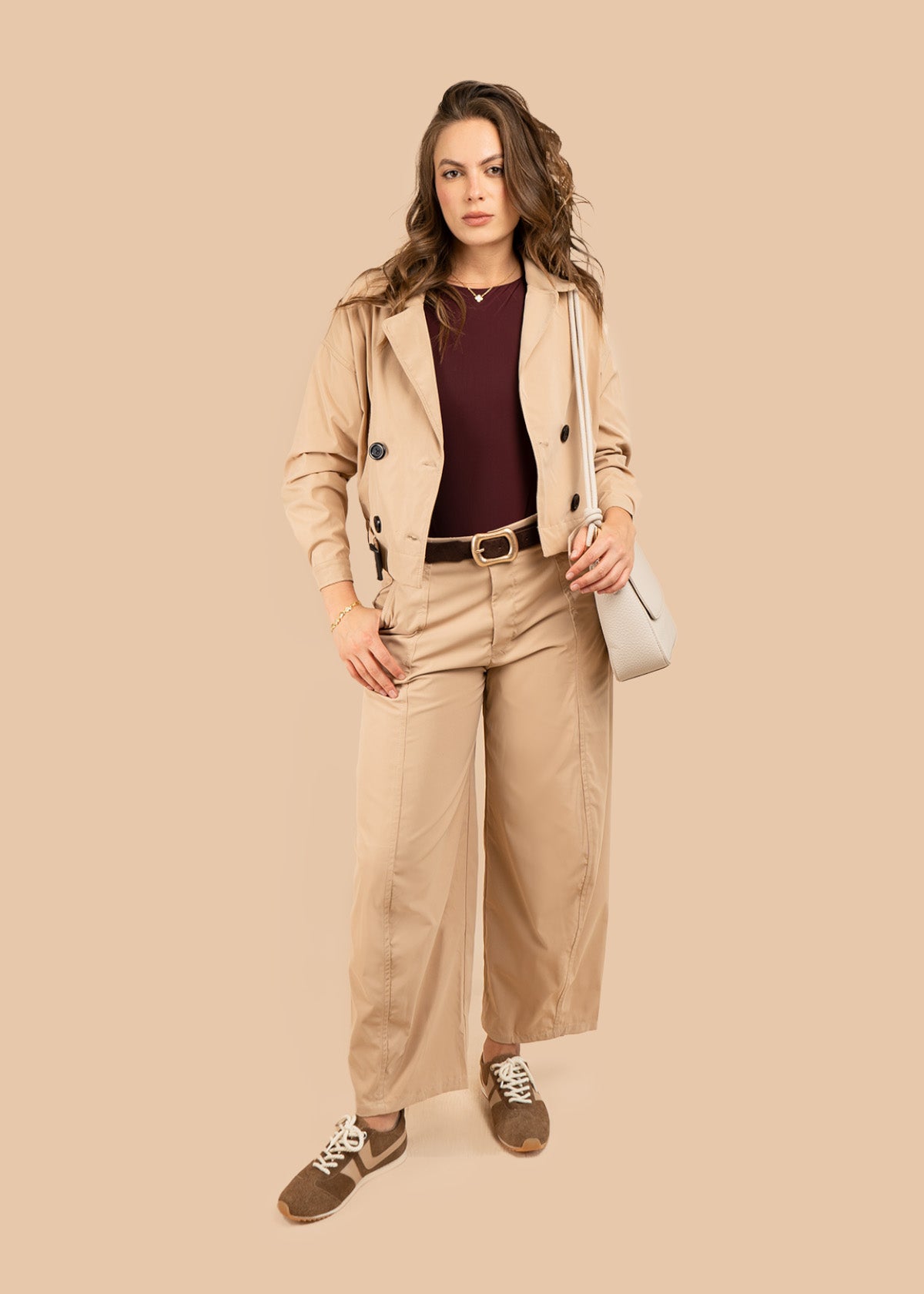 Chaqueta color caqui estilo trench corta con doble botonadura 106316
