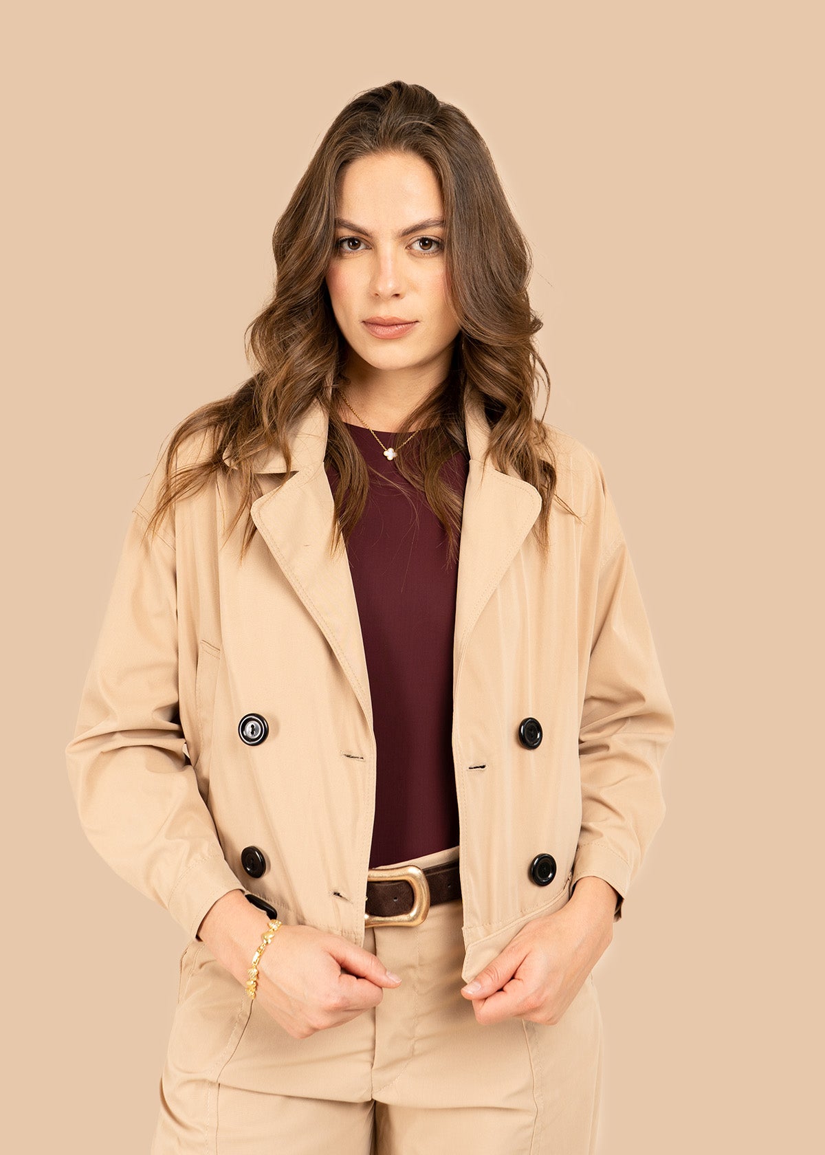 Chaqueta color caqui estilo trench corta con doble botonadura 106316