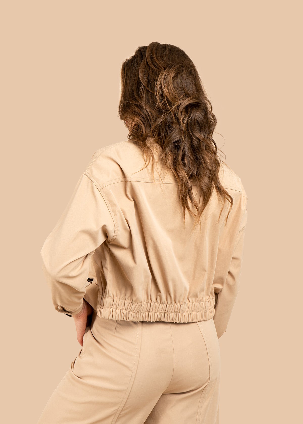Chaqueta color caqui estilo trench corta con doble botonadura 106316