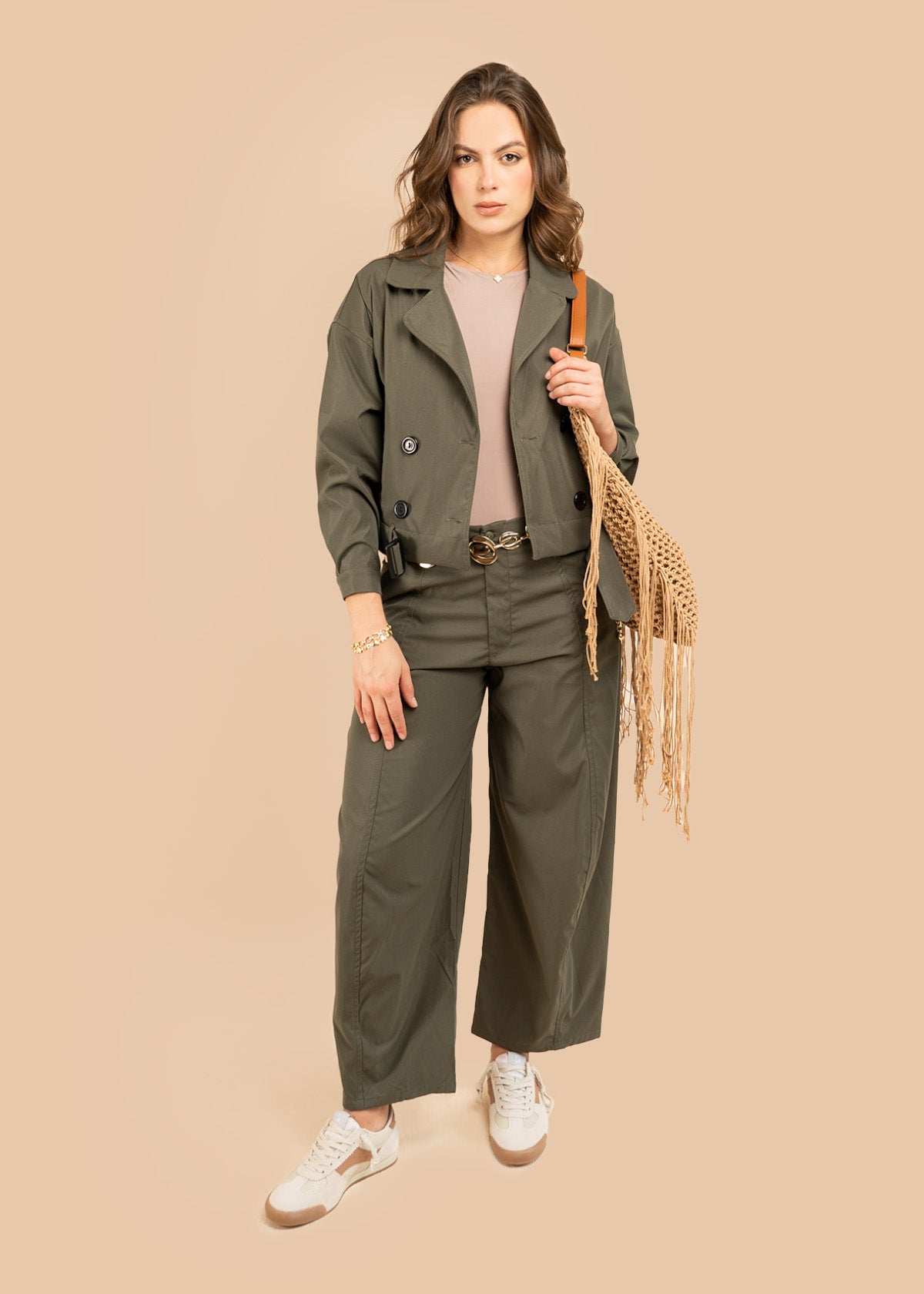 Chaqueta color verde estilo trench corta con doble botonadura 106316