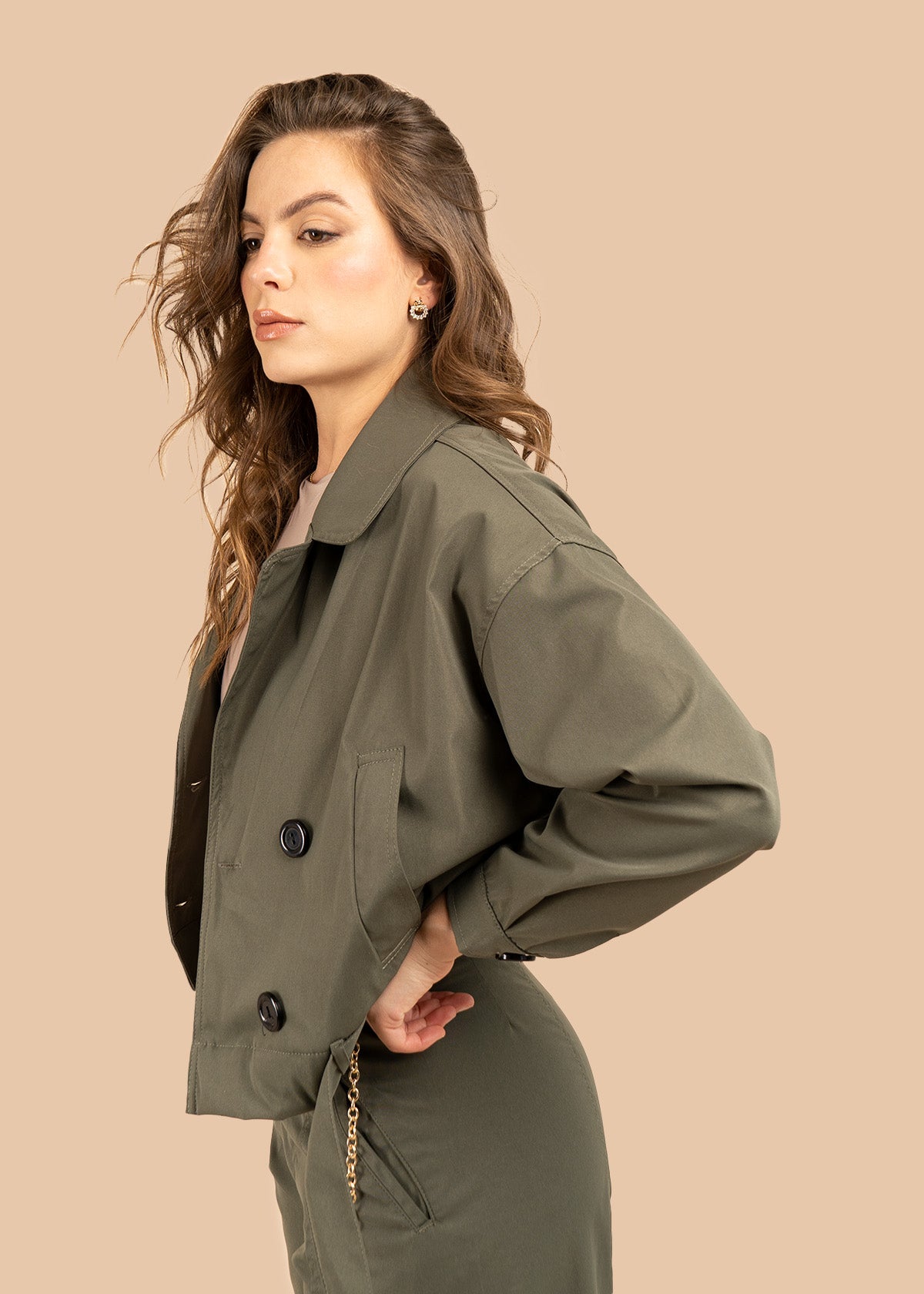 Chaqueta color verde estilo trench corta con doble botonadura 106316
