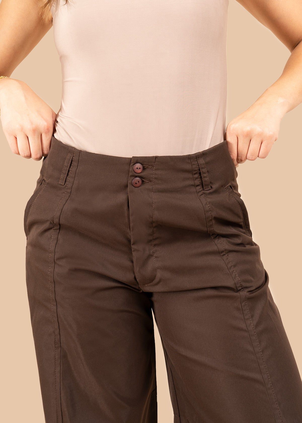Pantalón color café bota ancha 106317