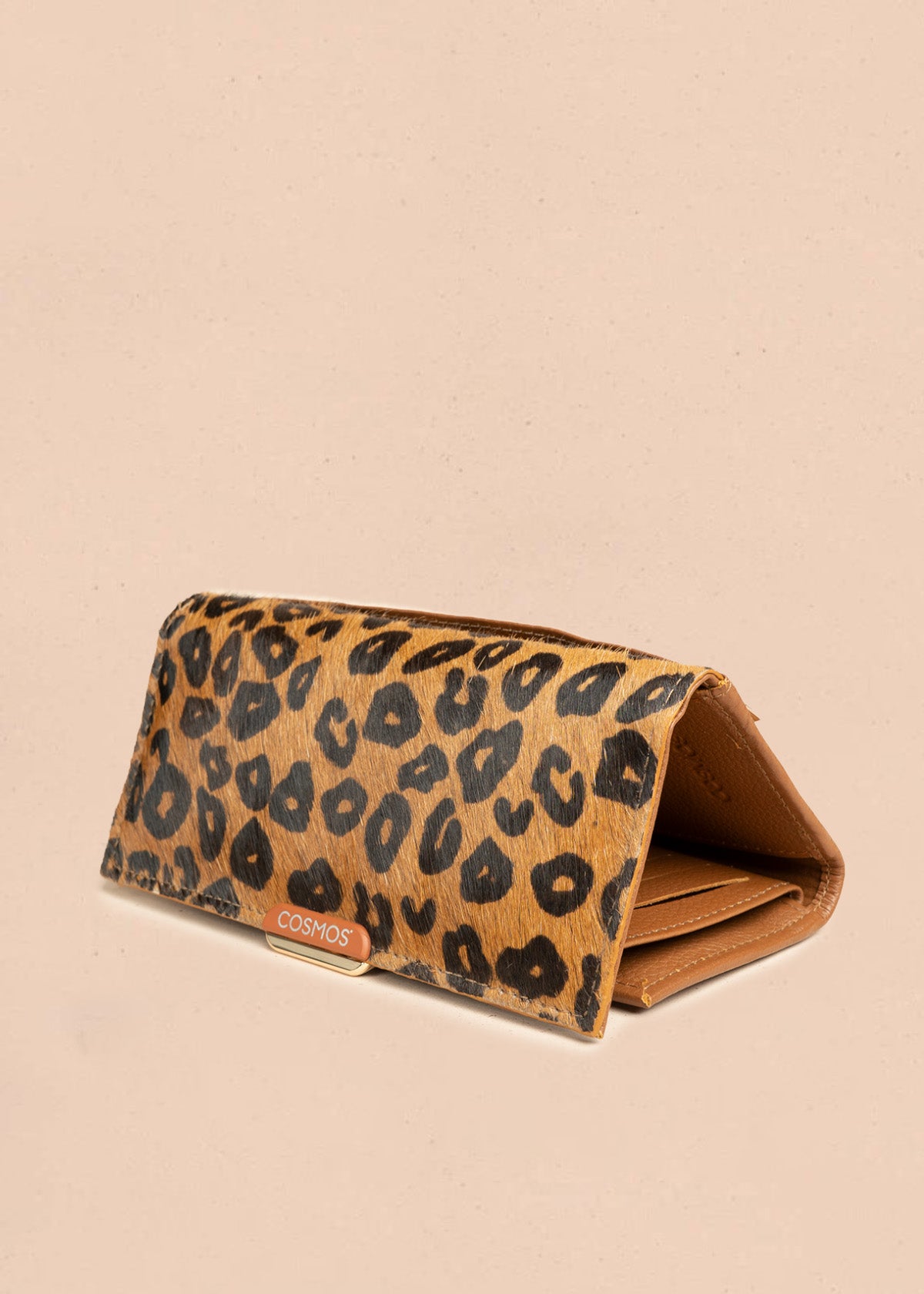 Billetera grande de cuero color tabaco con solapa animal print 106319