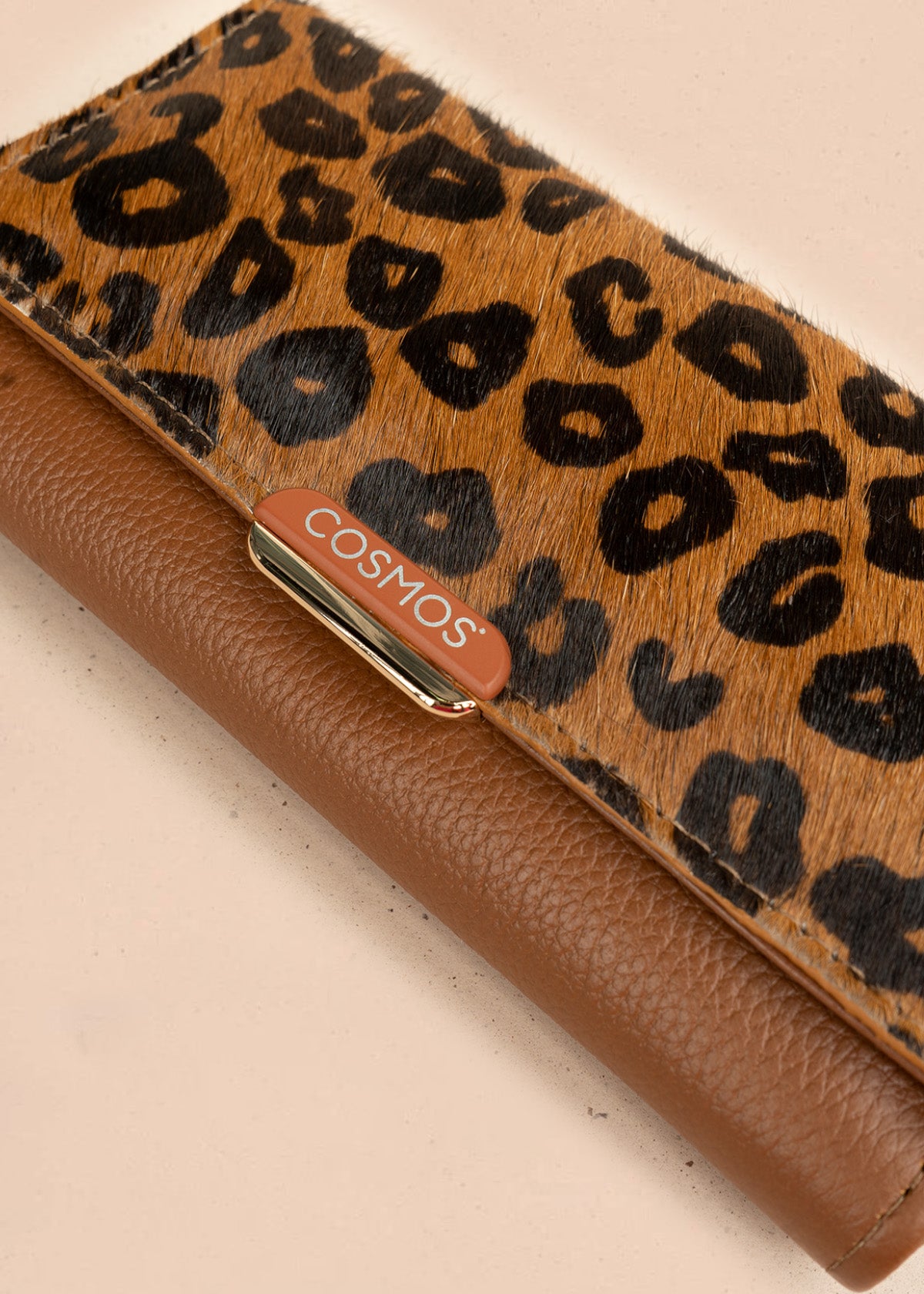 Billetera grande de cuero color tabaco con solapa animal print 106319