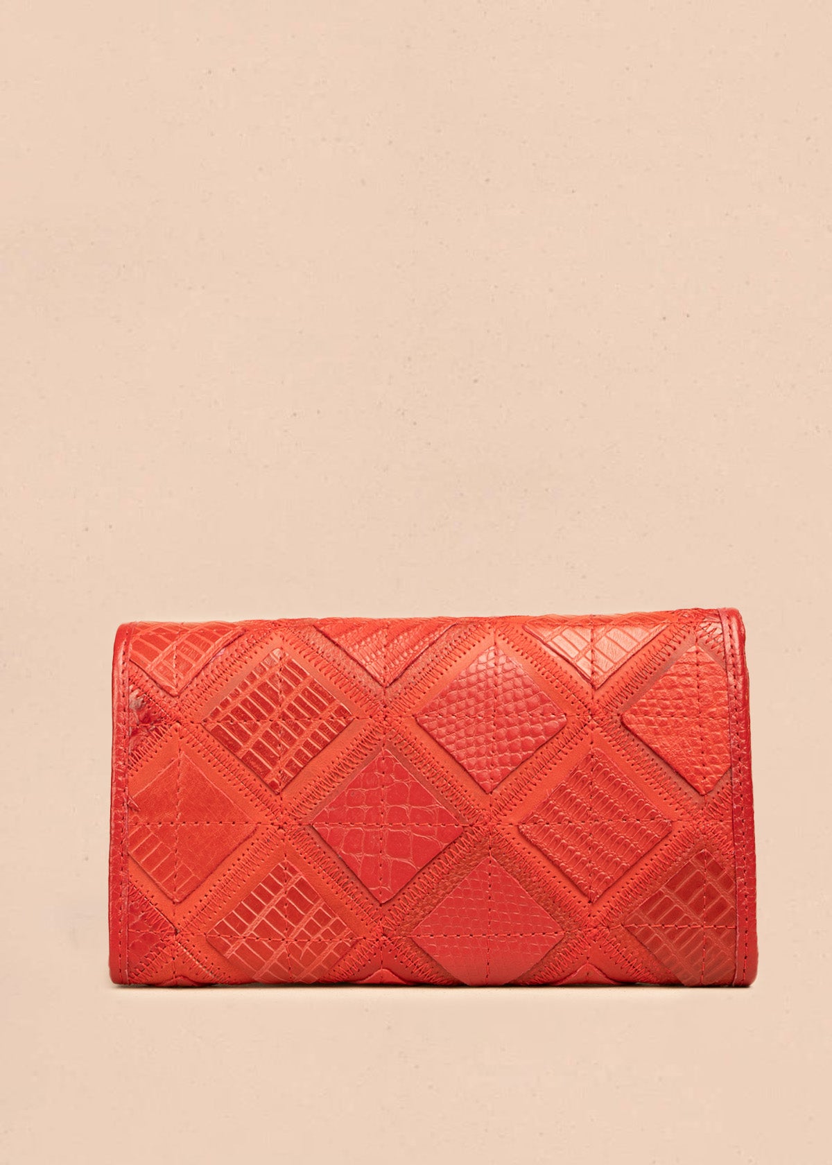 Billetera grande de cuero color rojo con textura grabada de reptil 106320