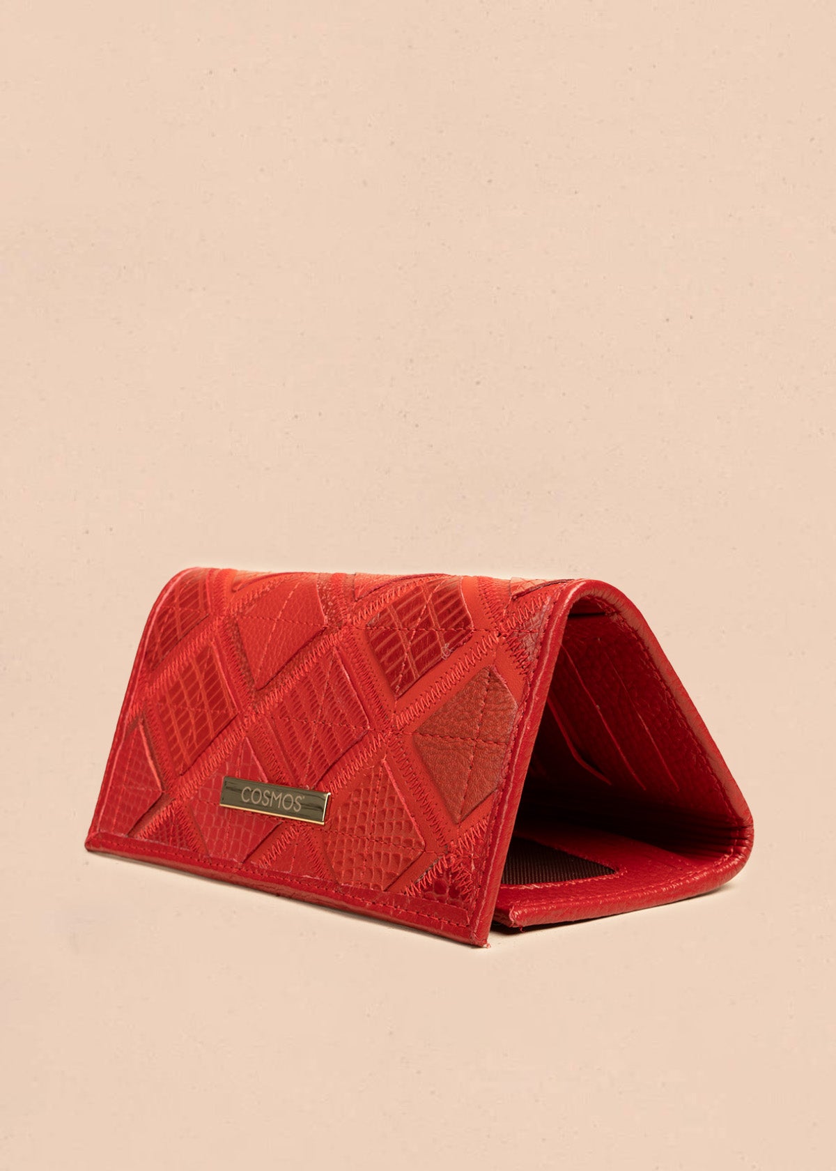 Billetera grande de cuero color rojo con textura grabada de reptil 106320