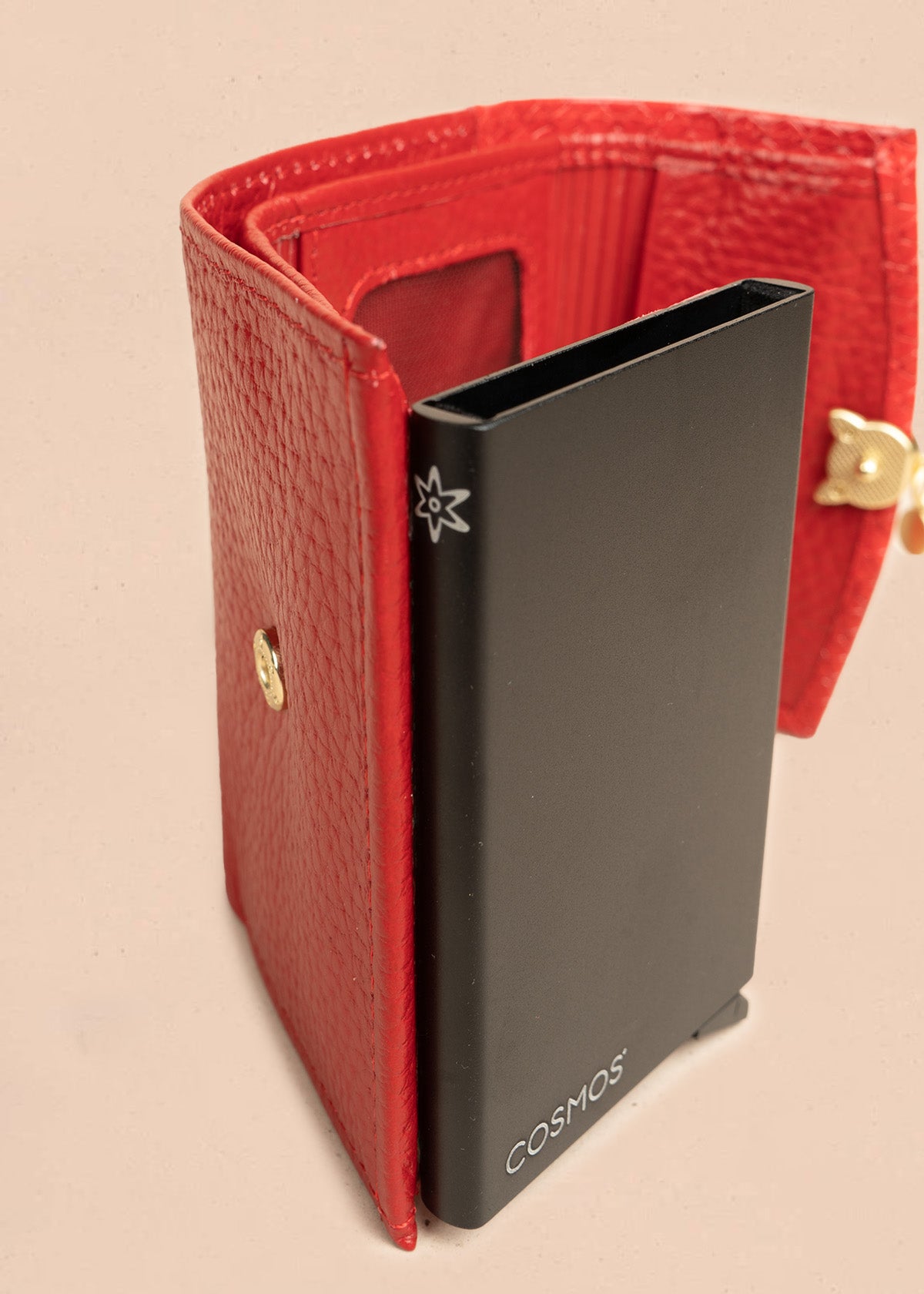 Billetera pequeña de cuero color rojo con tarjetero y aplique de conejo 106321