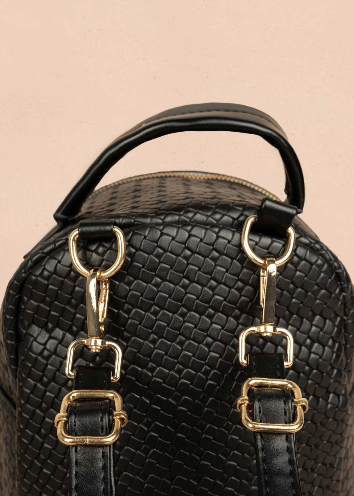 Morral color negro con bolsillo delantero y textura trenzada 106324