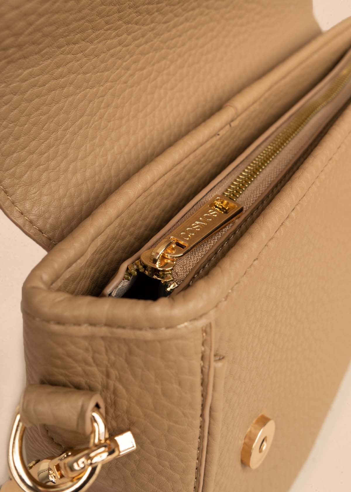 Bolso manos libres color moca texturizado 106325