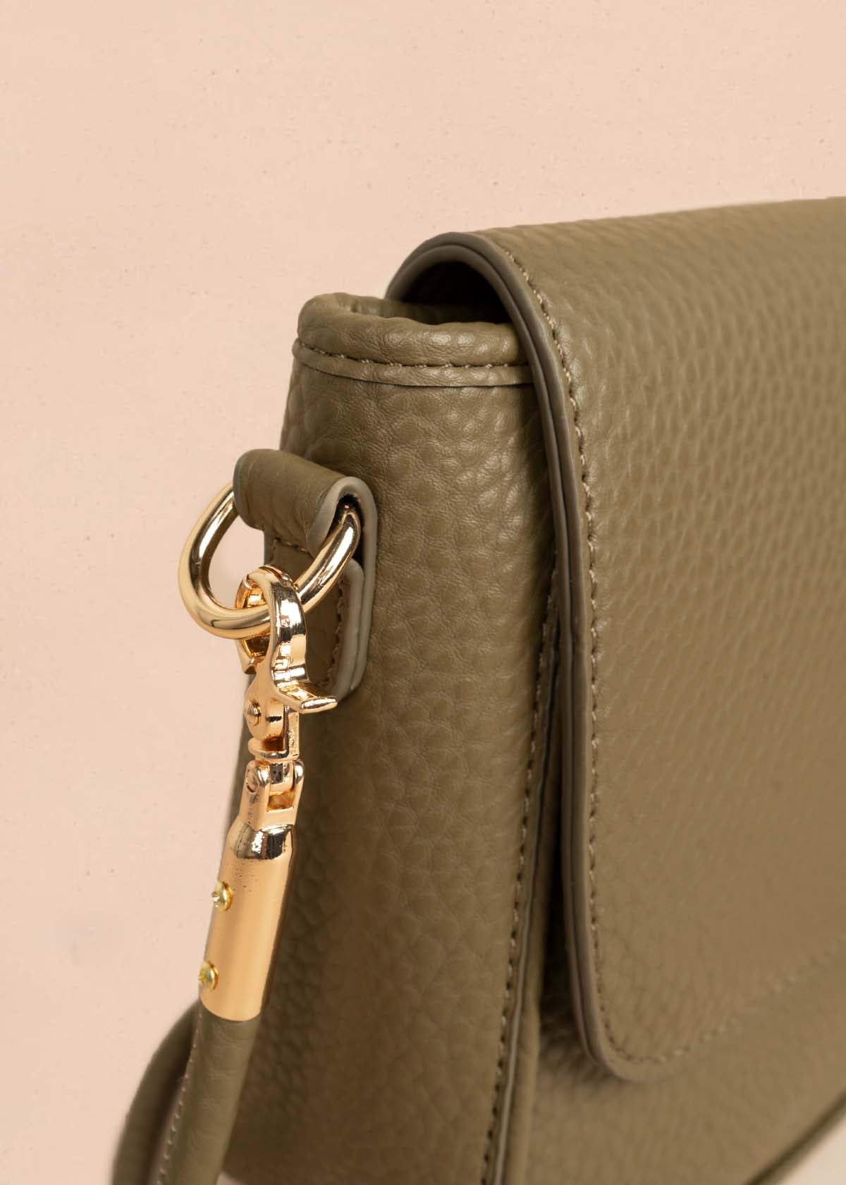 Bolso manos libres color verde texturizado 106325