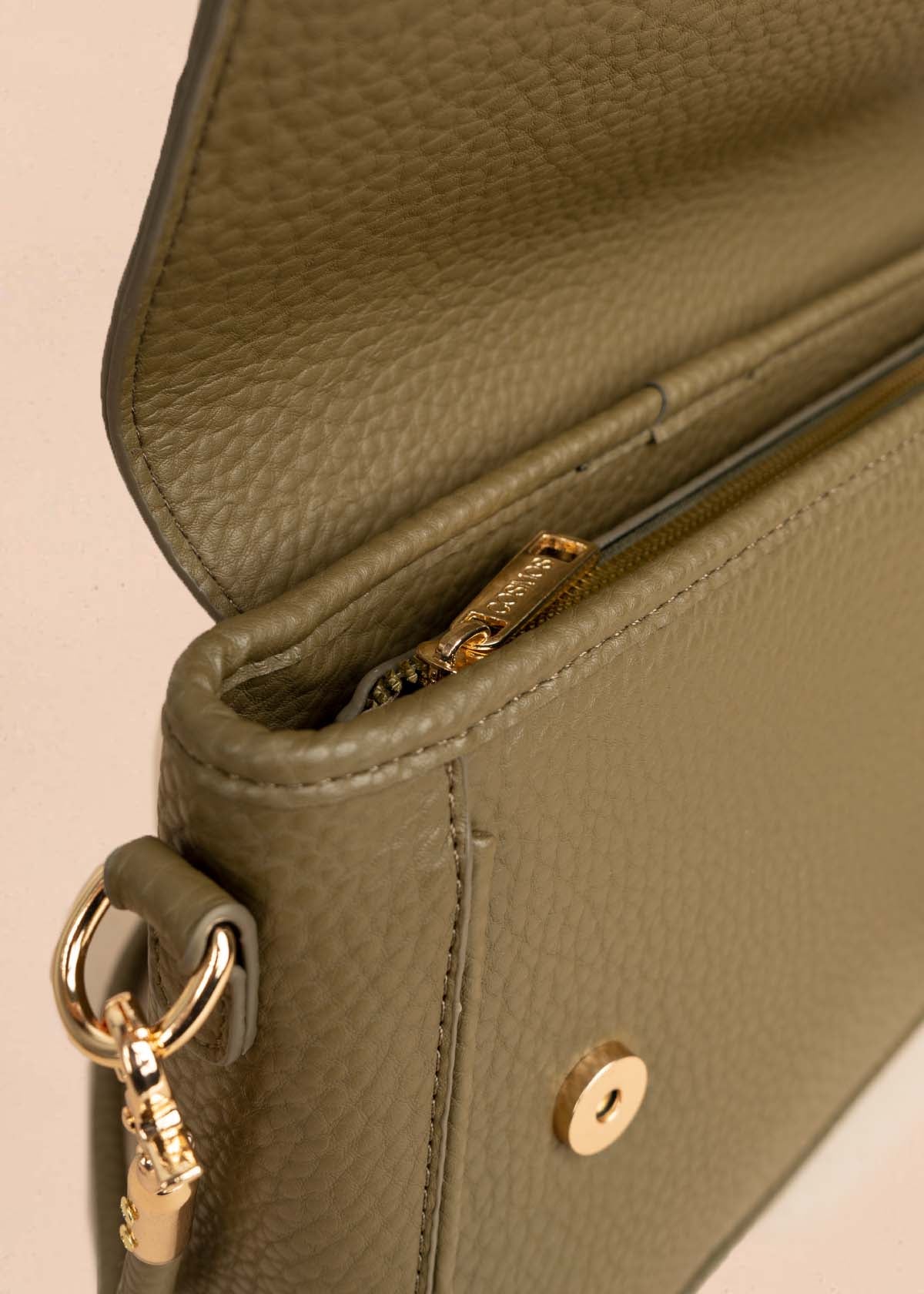 Bolso manos libres color verde texturizado 106325