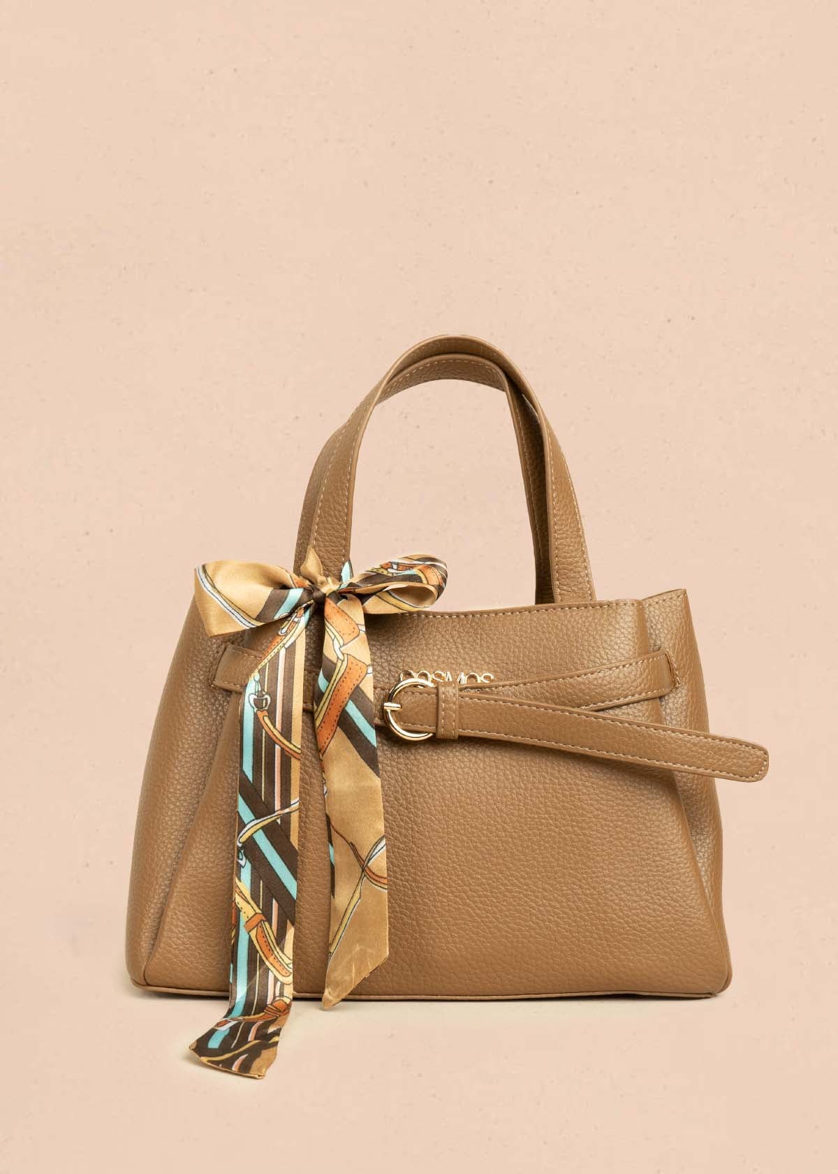 Cartera color café con aplique tipo cinturón y pañoleta 106327
