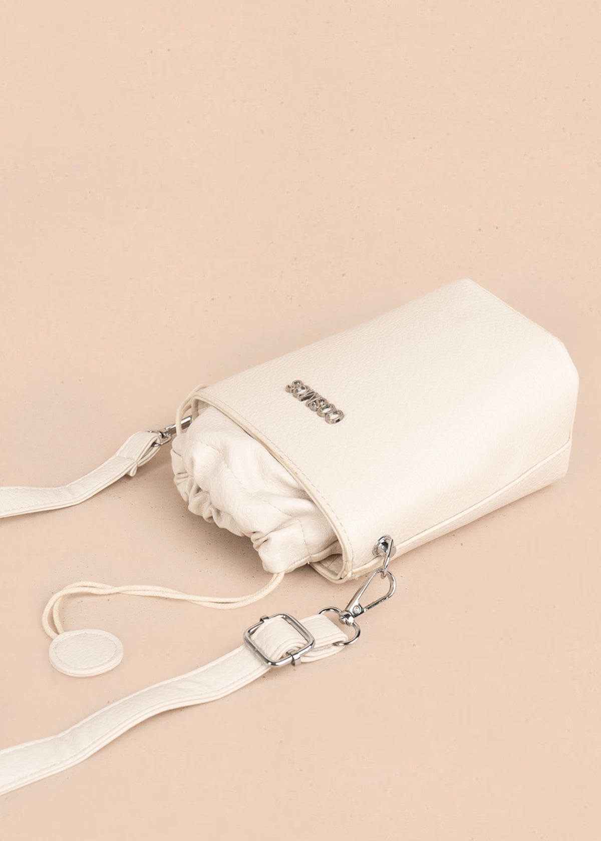 Bolso manos libres color beige con cierre cordón 106328