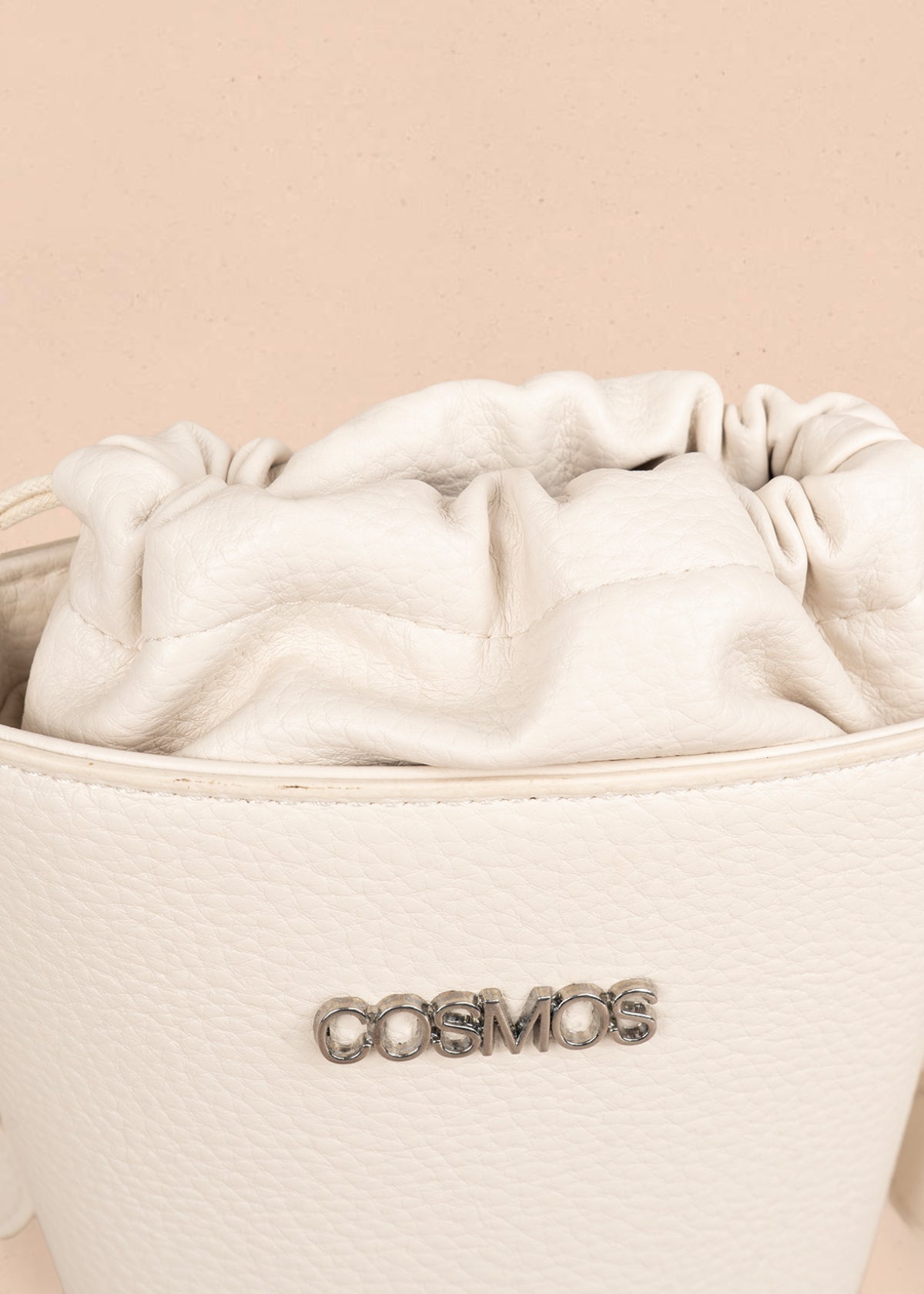 Bolso manos libres color beige con cierre cordón 106328