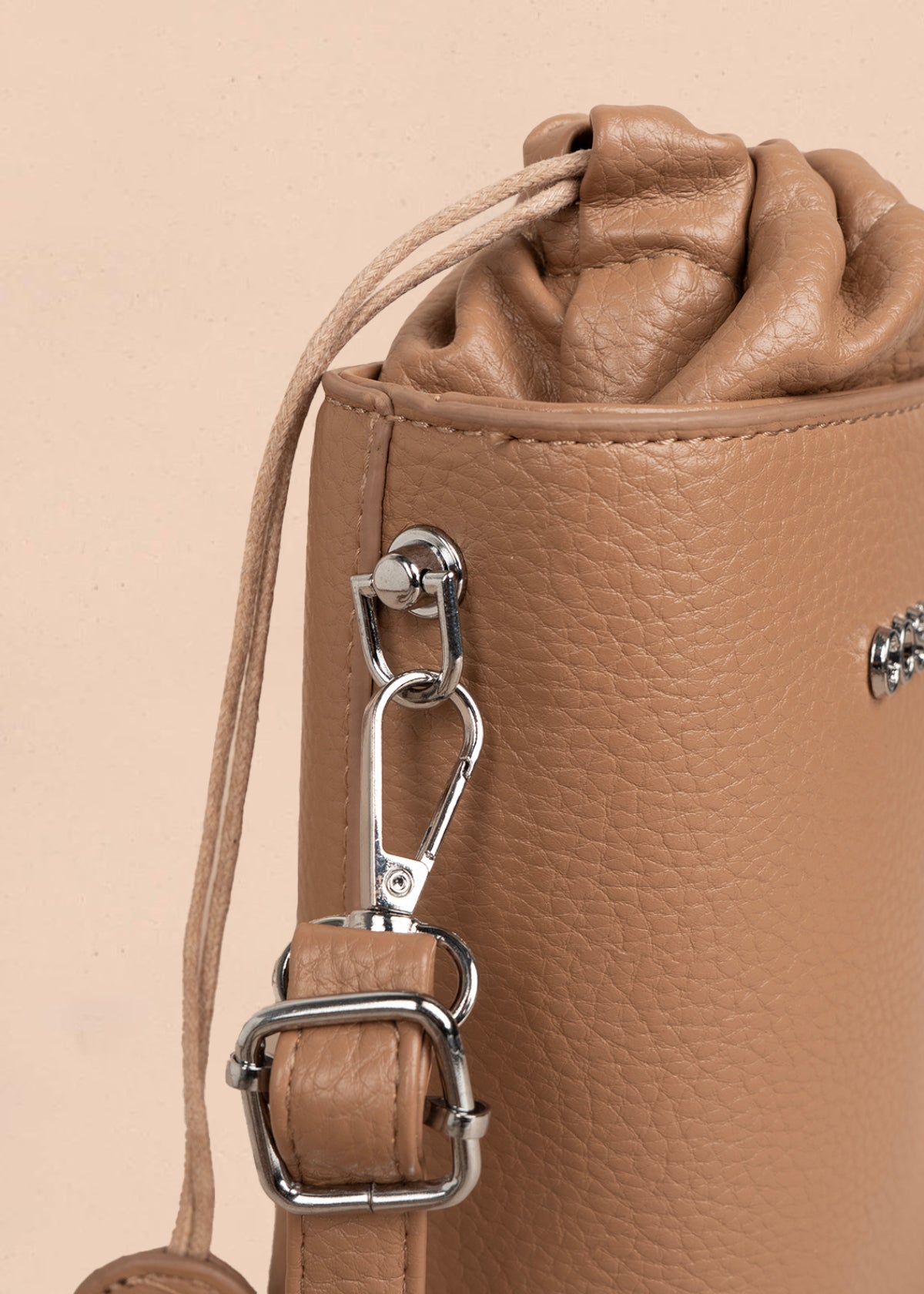 Bolso manos libres color moca con cierre cordón 106328