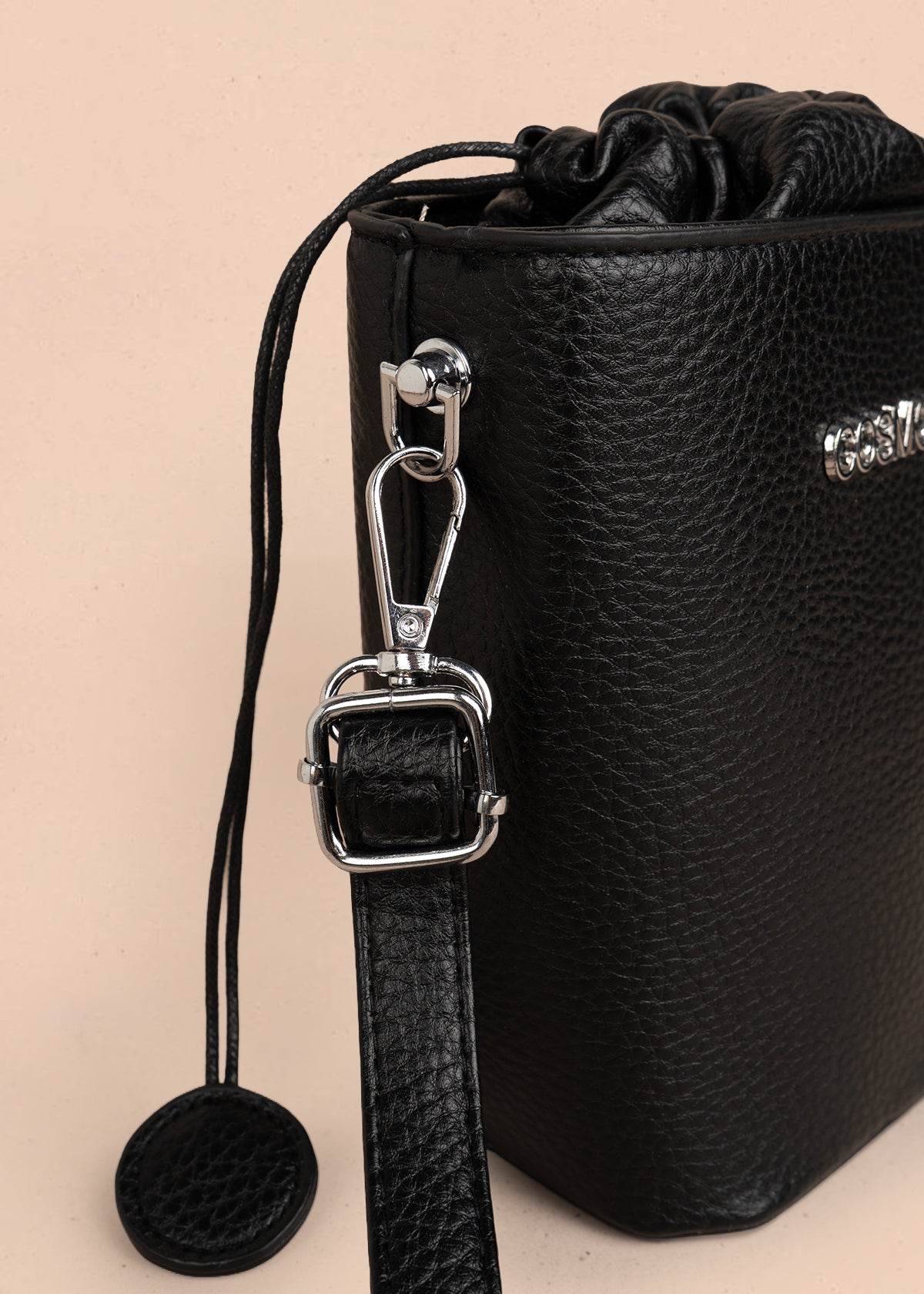 Bolso manos libres color negro con cierre cordón 106328