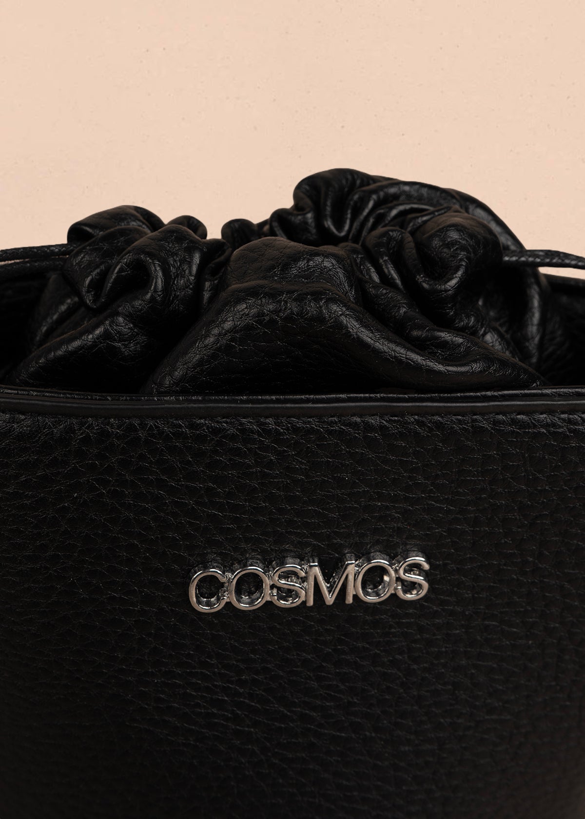 Bolso manos libres color negro con cierre cordón 106328