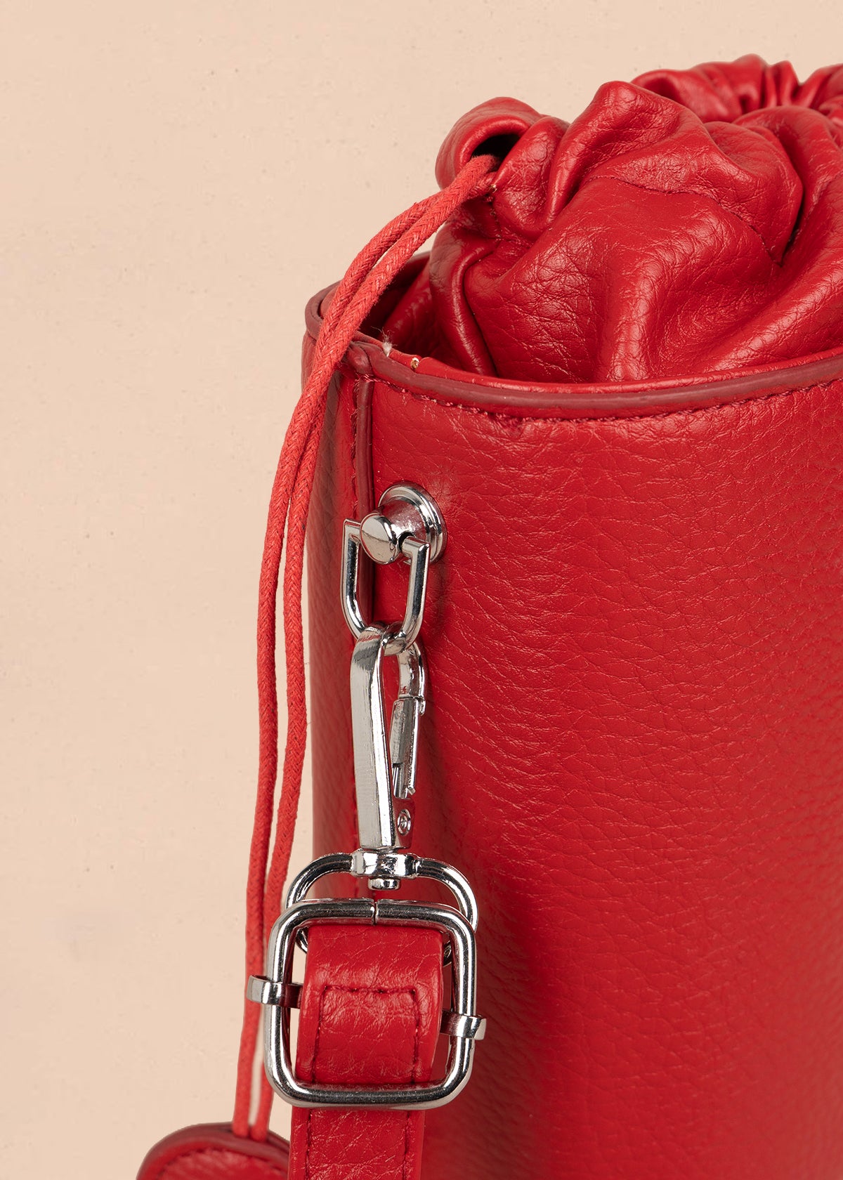 Bolso manos libres color rojo con cierre cordón 106328