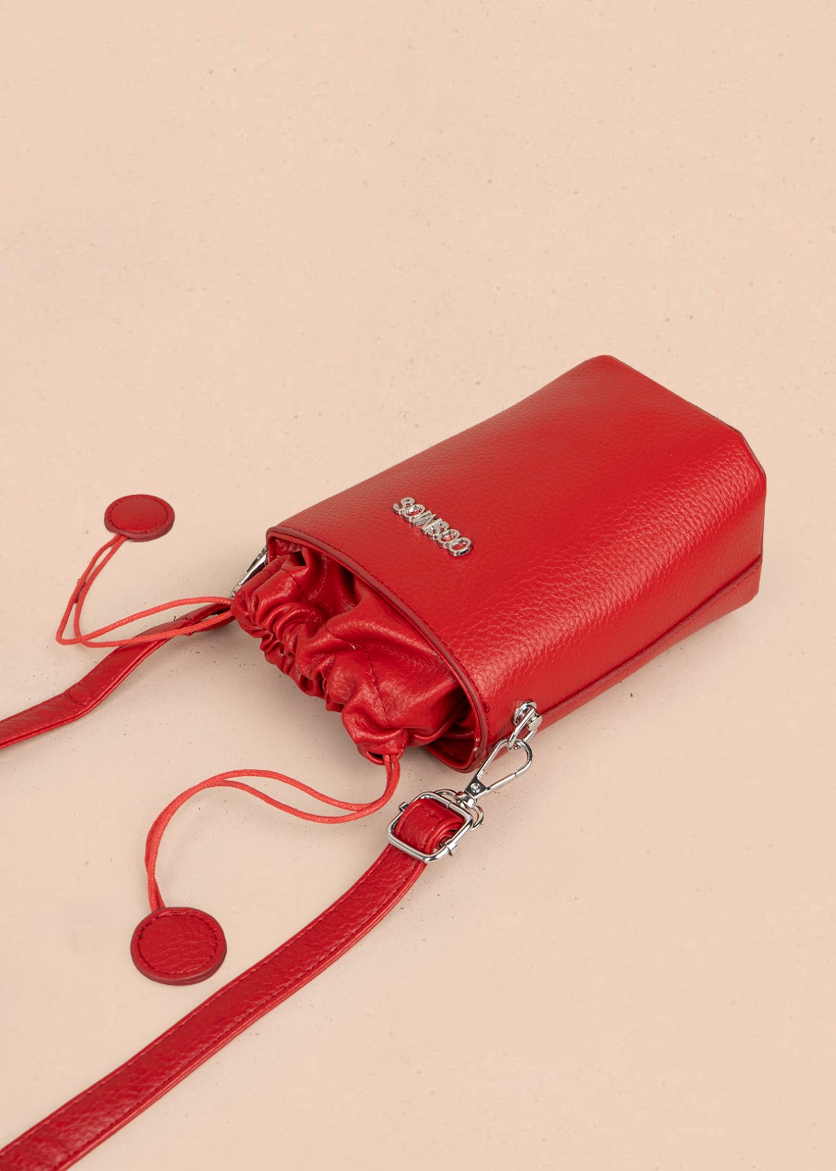 Bolso manos libres color rojo con cierre cordón 106328