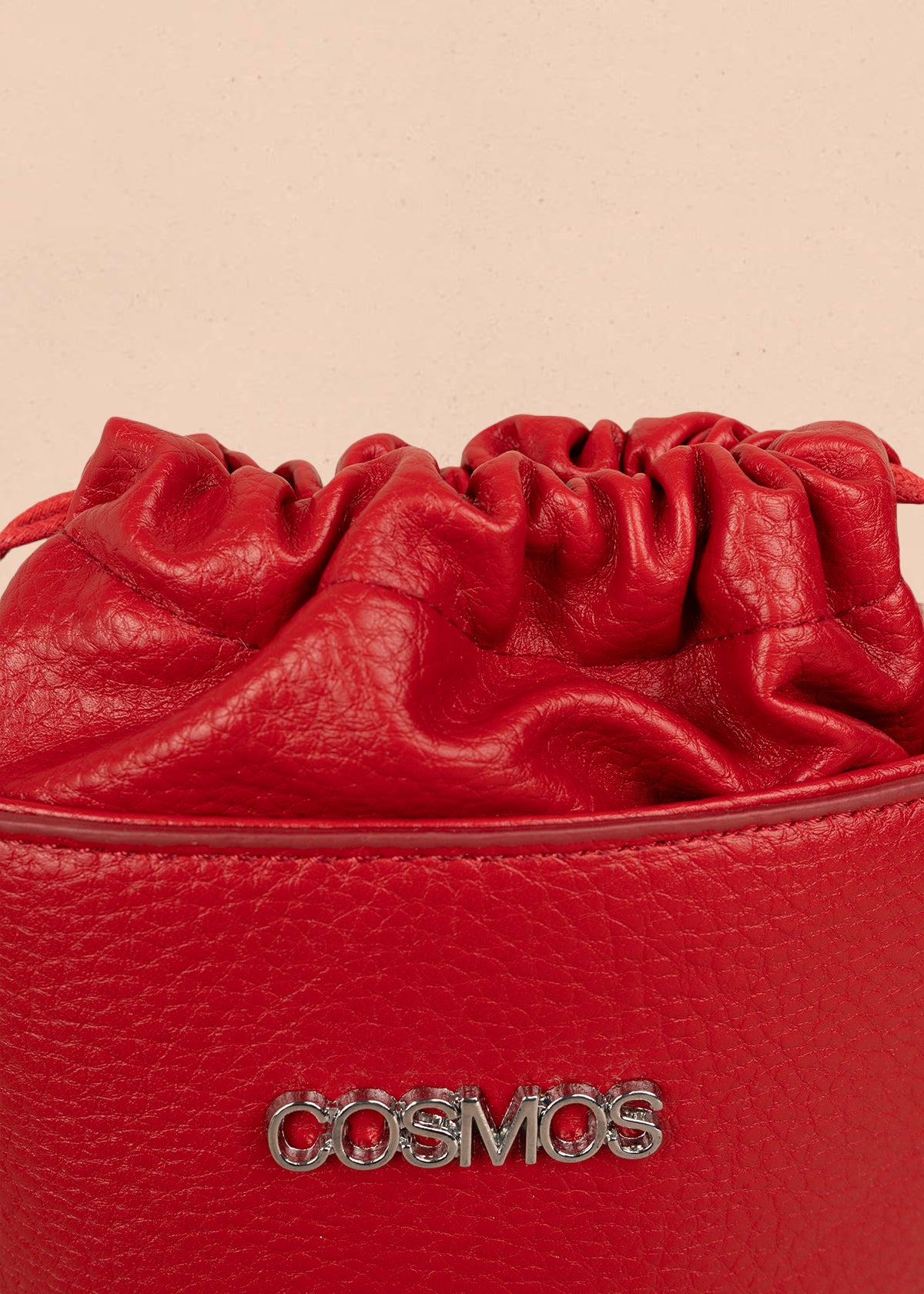 Bolso manos libres color rojo con cierre cordón 106328