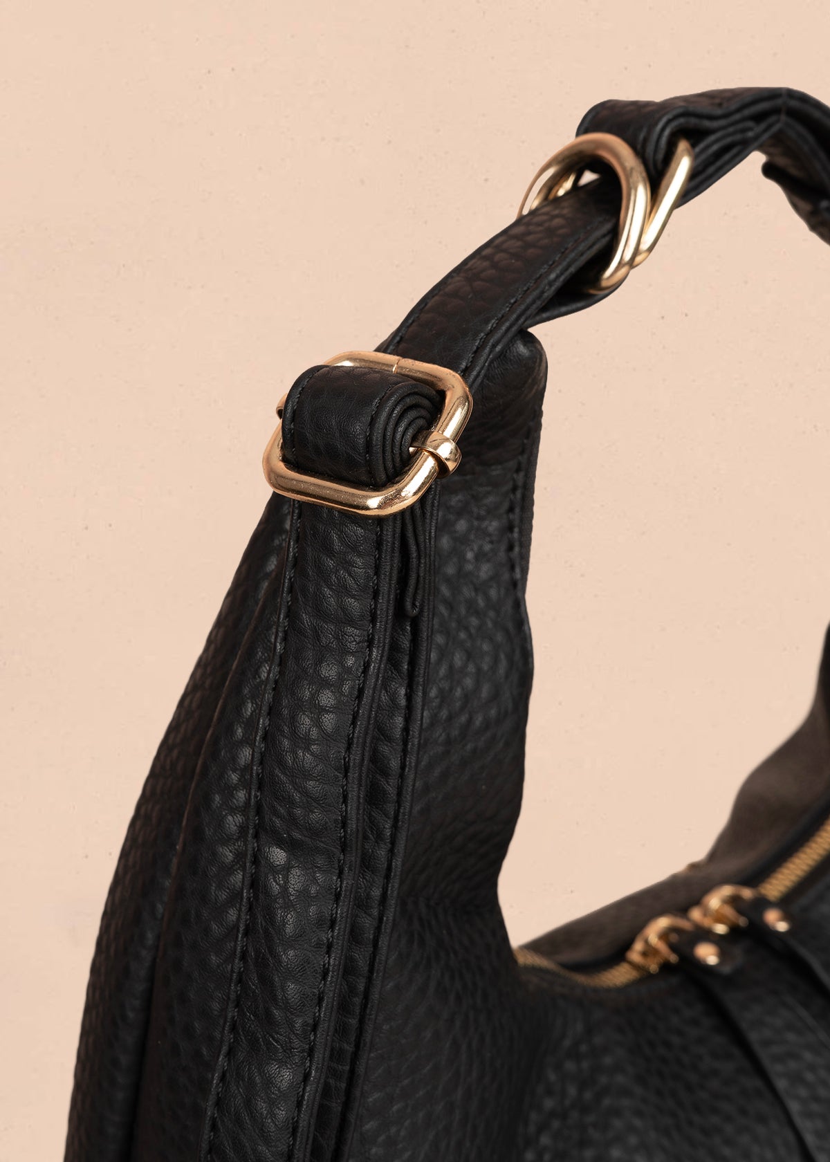 Bolso tipo shopping color negro silueta hobo 106330