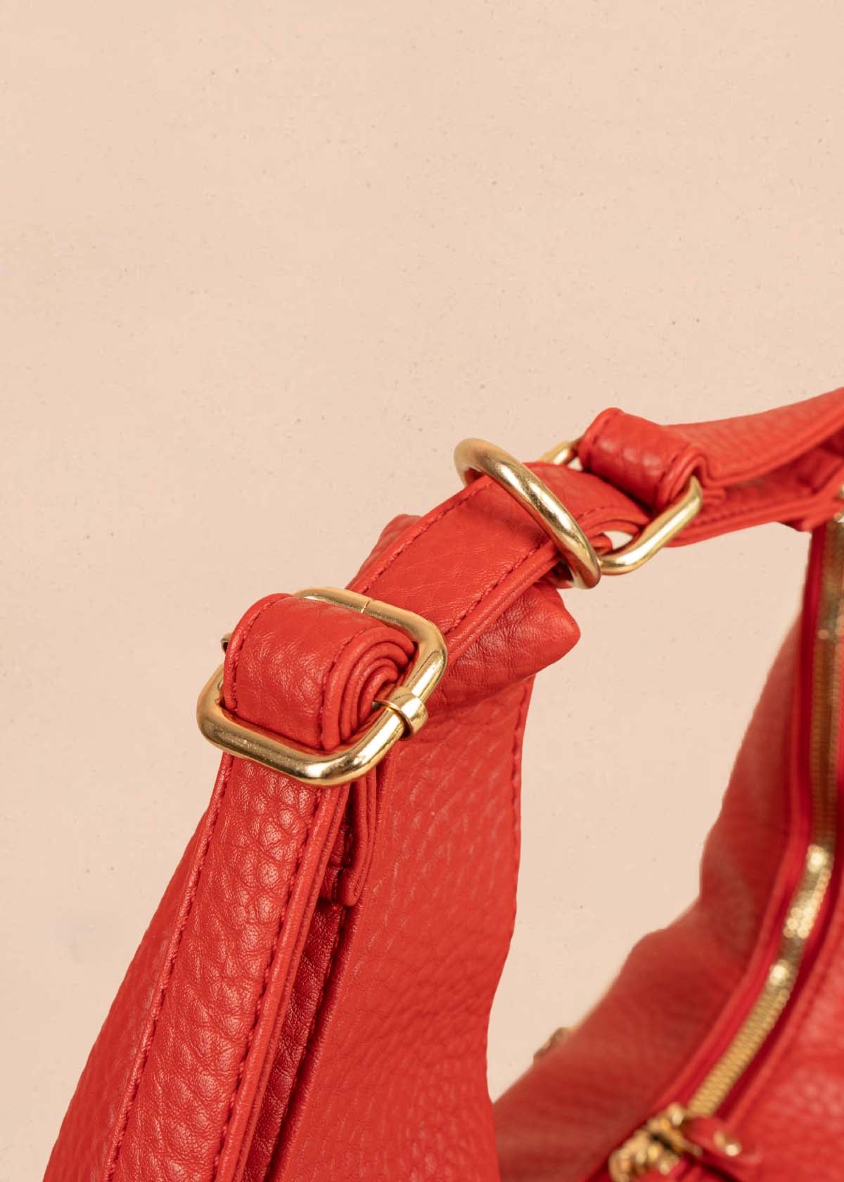 Bolso tipo shopping color rojo silueta hobo 106330