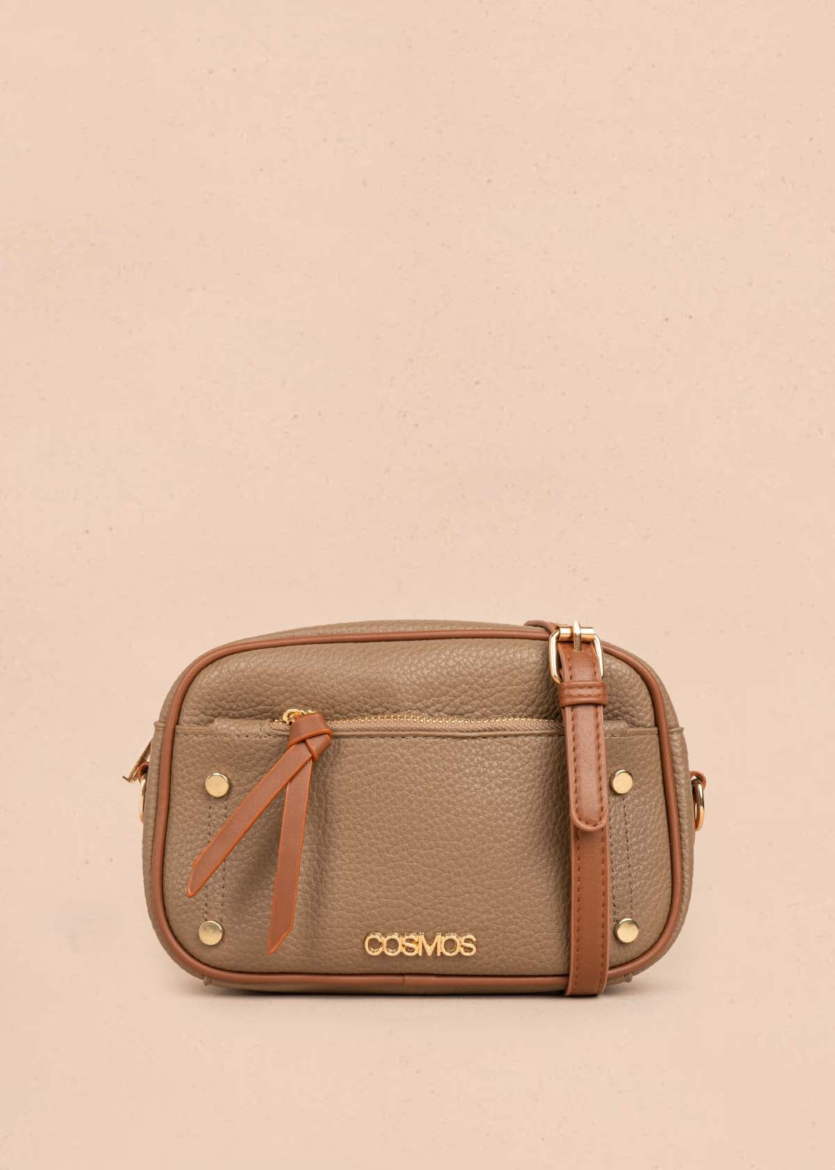 Bolso manos libres color café bicolor con ribete y tachuelas doradas 106332