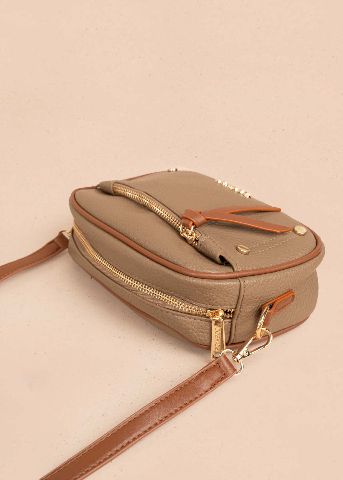 Bolso manos libres color café bicolor con ribete y tachuelas doradas 106332