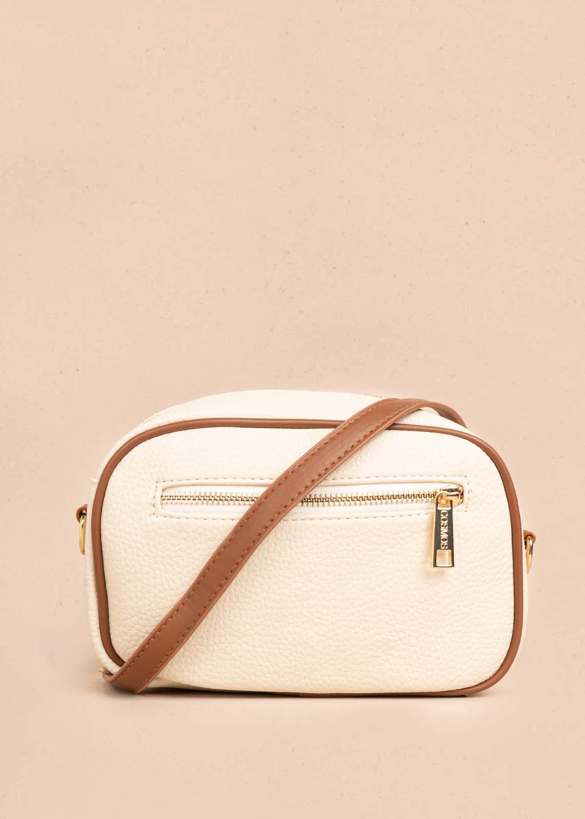 Bolso manos libres color crema bicolor con ribete y tachuelas doradas 106332