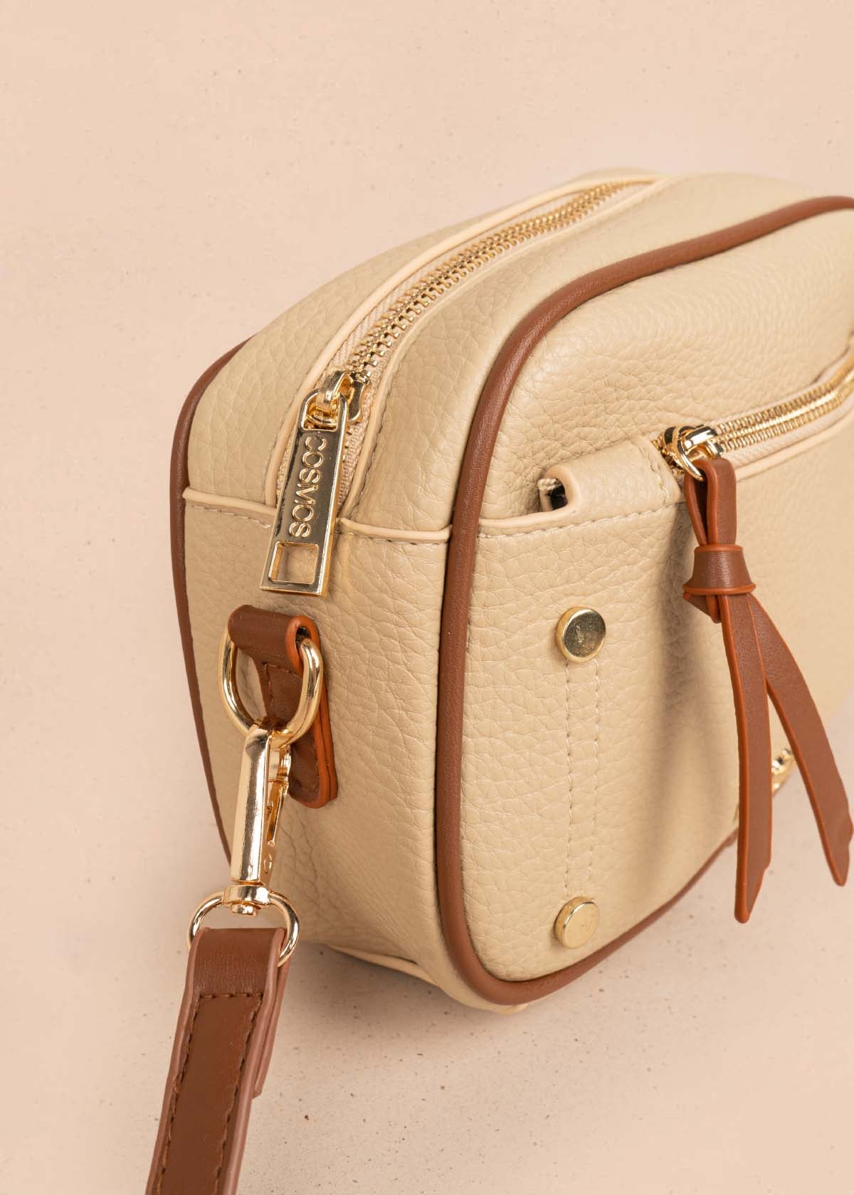 Bolso manos libres color moca bicolor con ribete y tachuelas doradas 106332