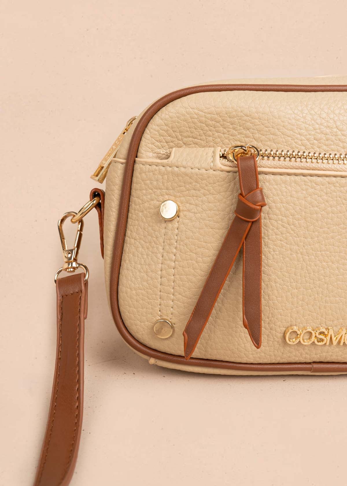 Bolso manos libres color moca bicolor con ribete y tachuelas doradas 106332