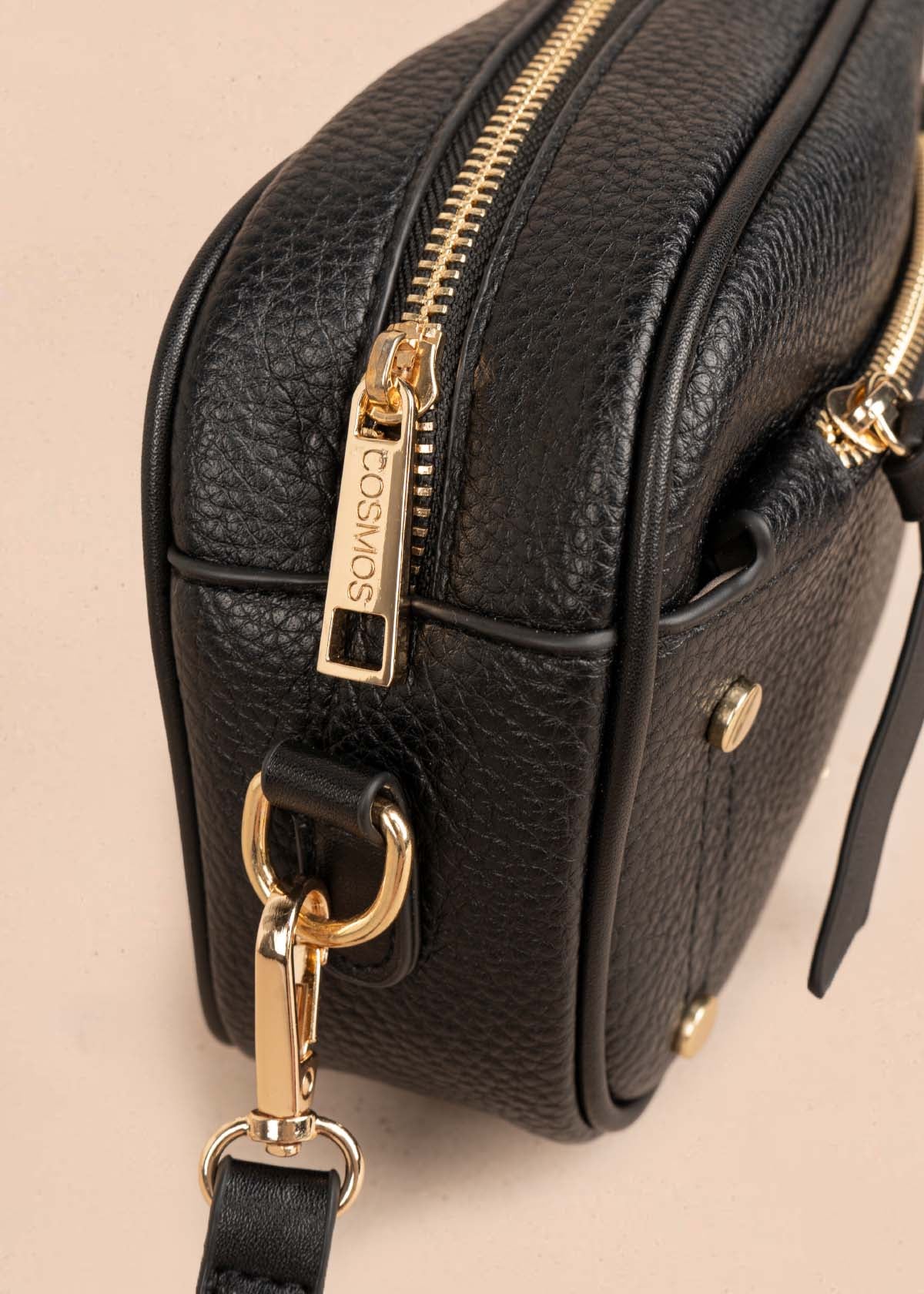 Bolso manos libres color negro con ribete y tachuelas doradas 106332