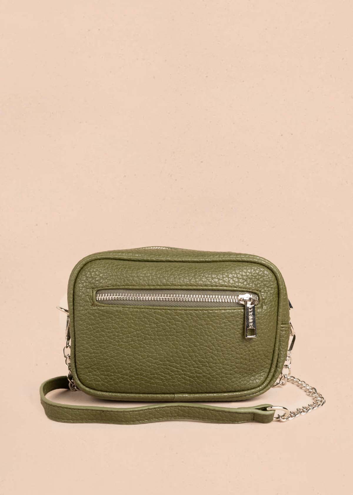 Bolso manos libres color verde con taches frontales 106333