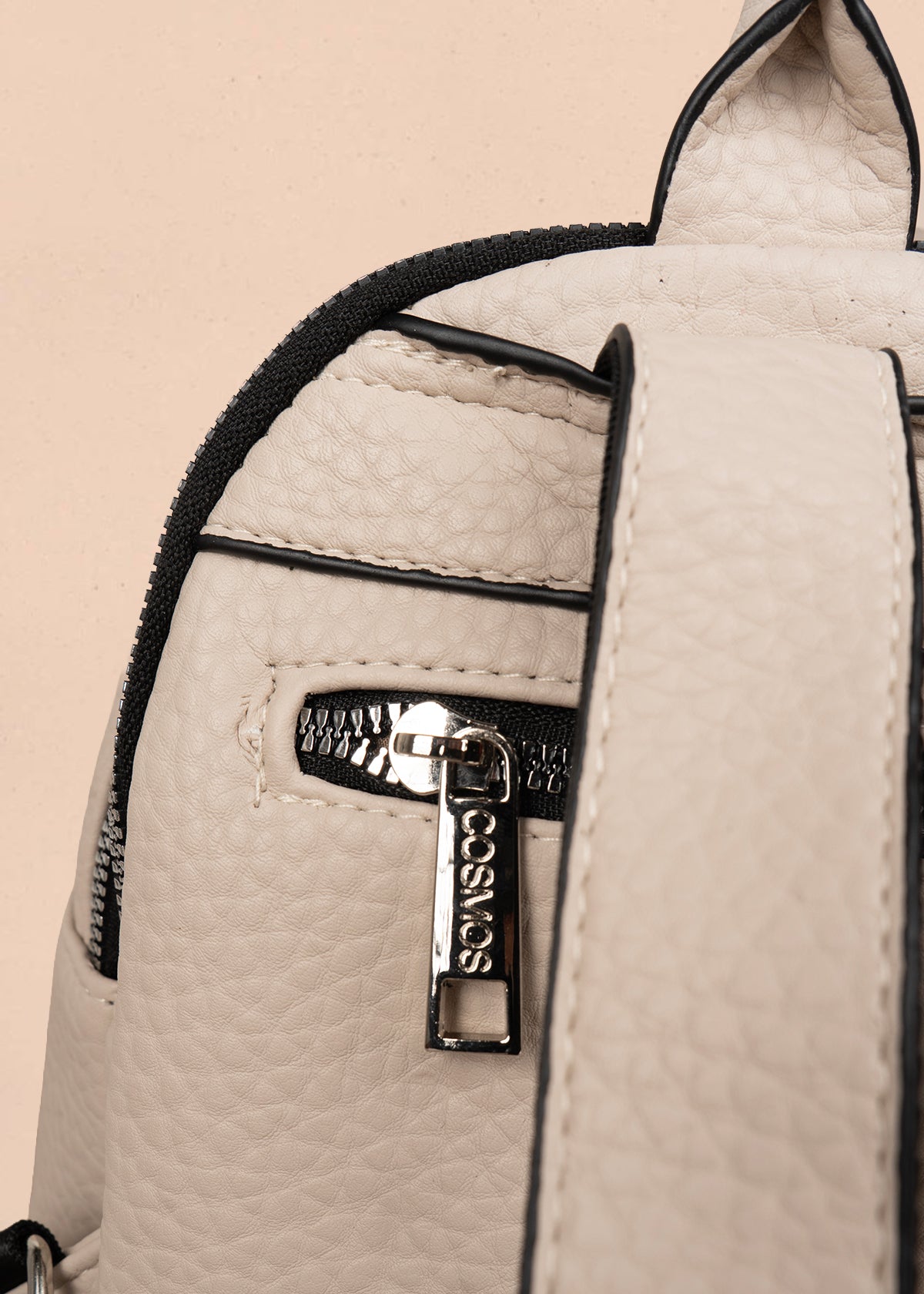 Morral color beige con cadena lateral 106334