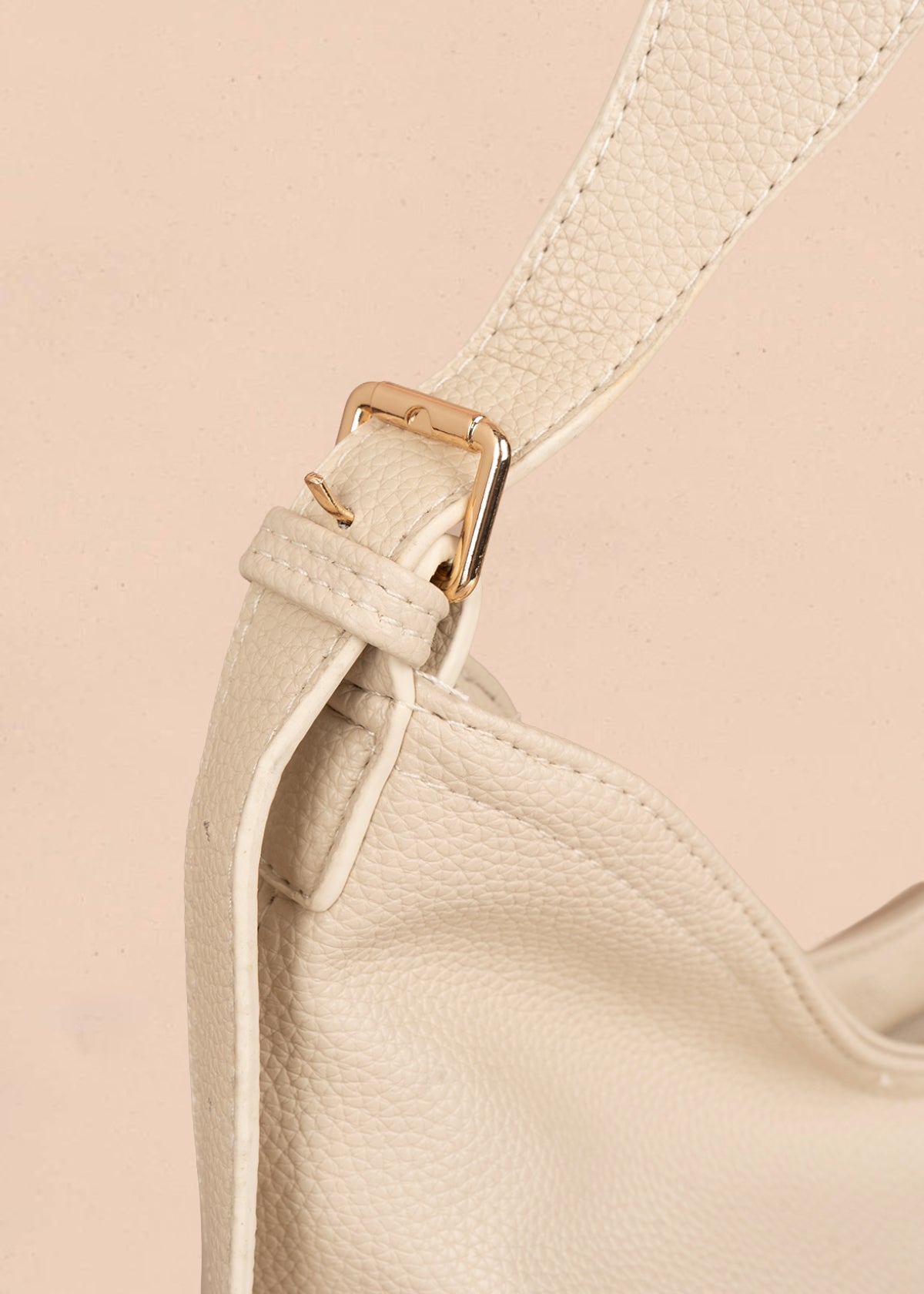 Bolso tipo shopping color beige texturizado y silueta hobo 106335