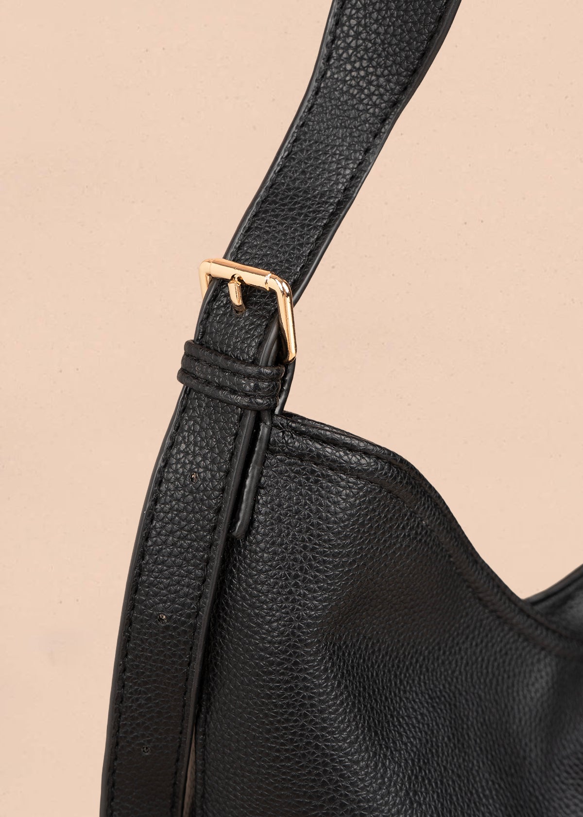 Bolso tipo shopping color negro texturizado y silueta hobo 106335